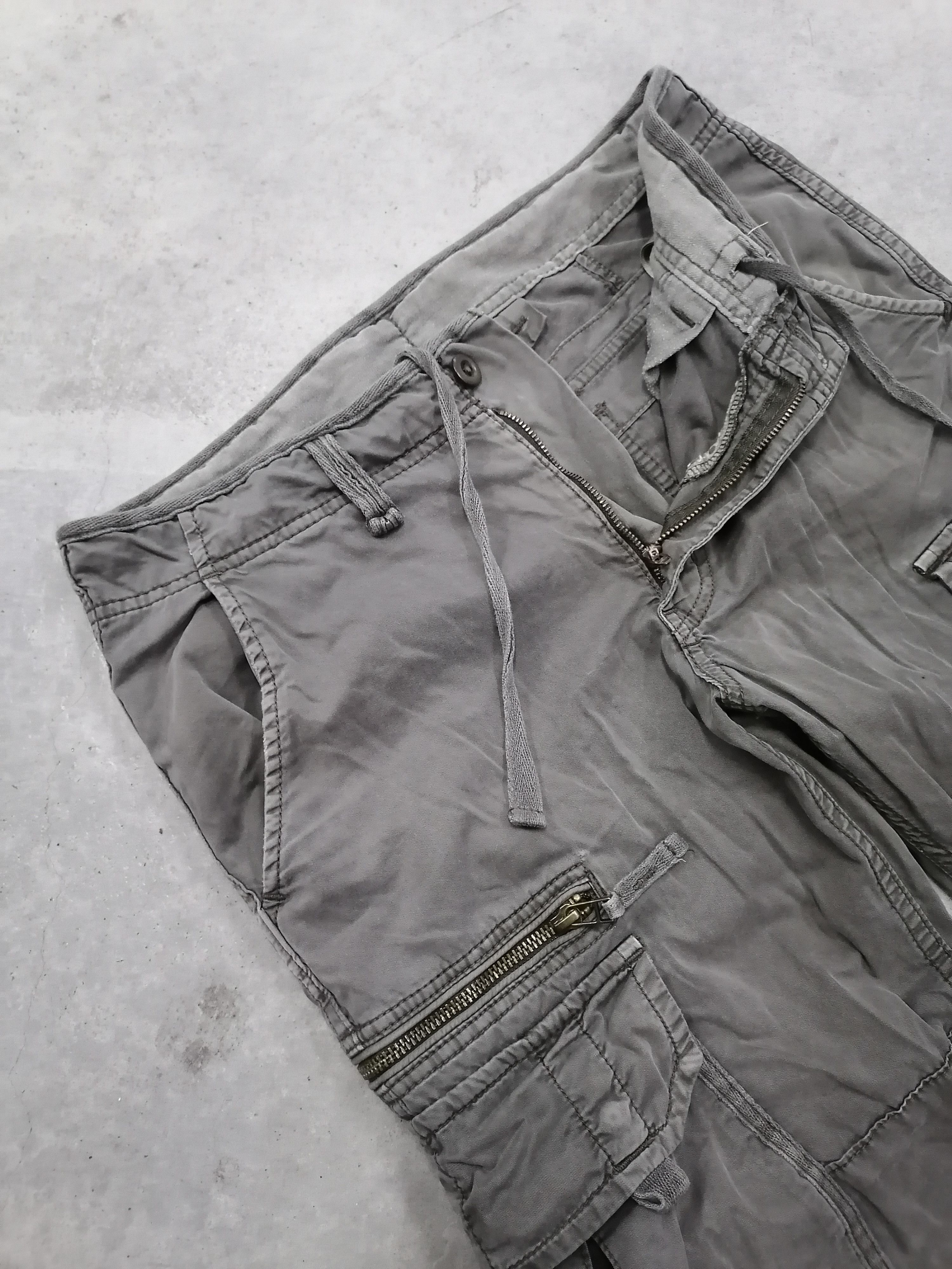 Japanese Brand Trashed Faded Uniqlo Utility Pocket Distressed Cargo Pants Size US 31 - 6 Thumbnail
