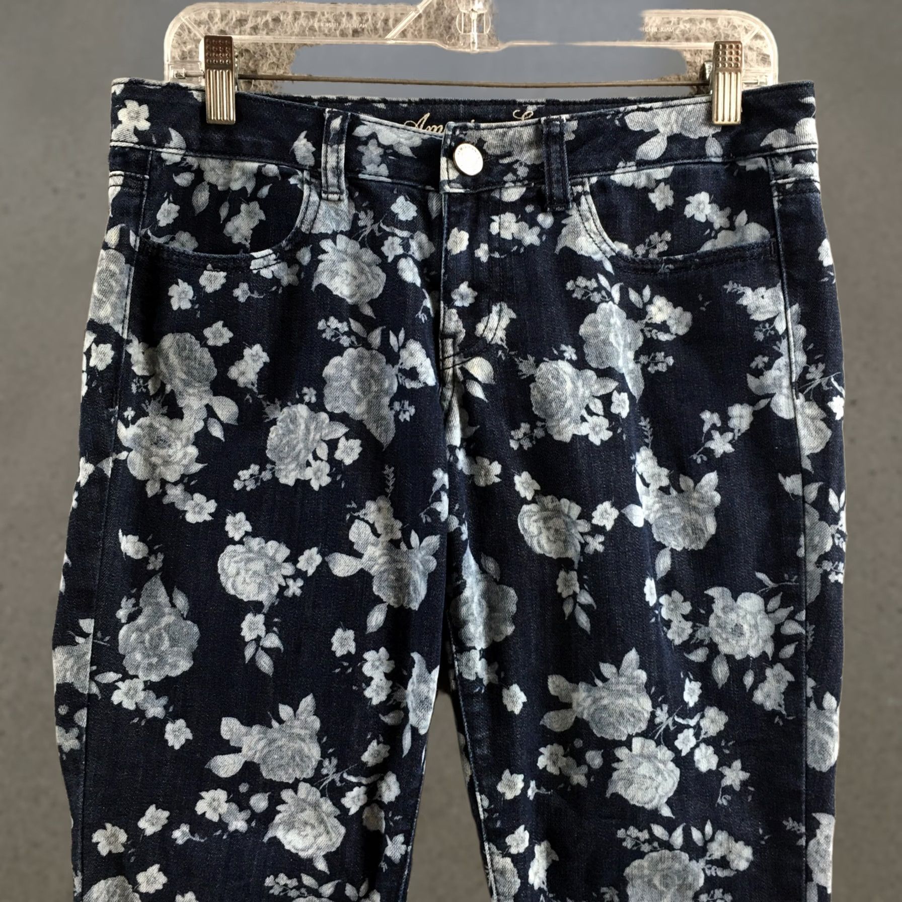 American Eagle Outfitters American Eagle Jegging Jeans Womens 8 Regular Blue Denim Floral Print Low Rise Jeans Womens 8 Regular Blue Floral Print Denim Size 30" / US 8 / IT 44 - 1 Thumbnail