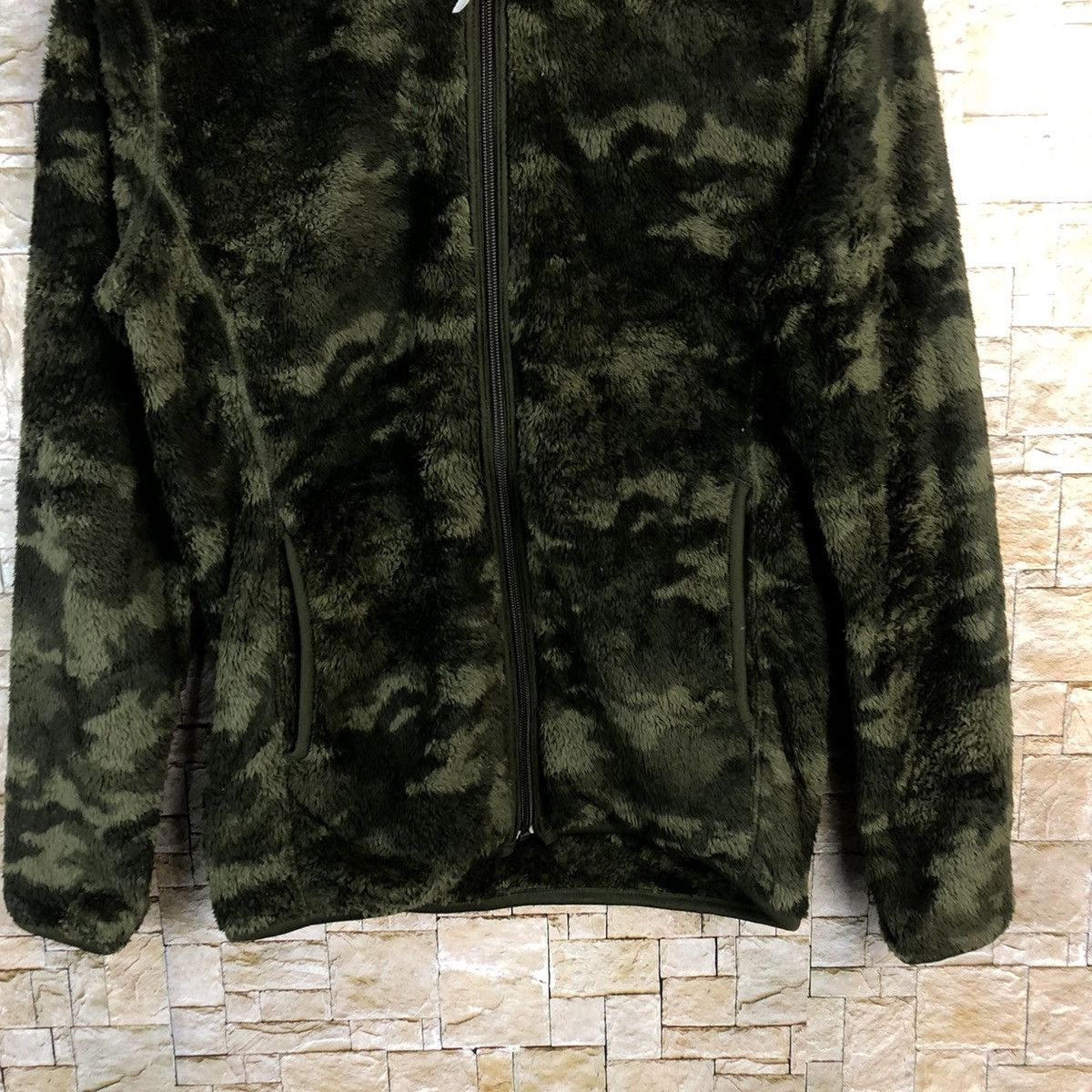 Uniqlo Uniqlo japan Green Camo fleece Sweater #A523 Size US S / EU 44-46 / 1 - 3 Thumbnail