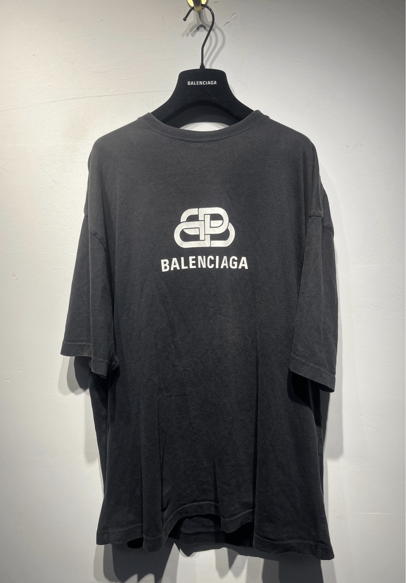 Balenciaga Balenciaga Retro Printed Black T-Shirt XS Men Size US XS / EU 42 / 0 - 1 Thumbnail