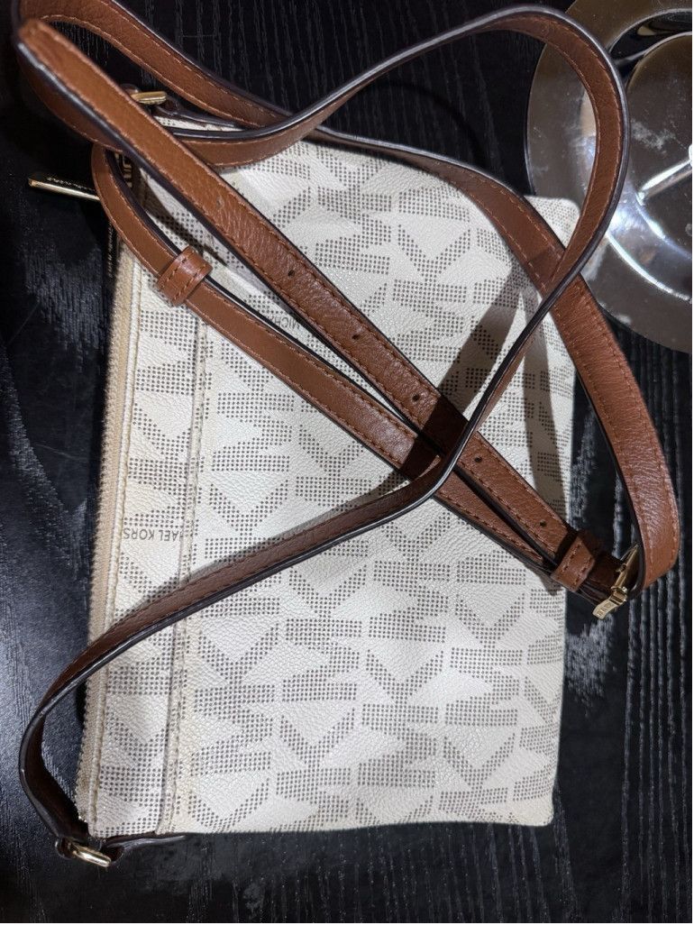 Michael Kors Michael Kors Fulton Large WhiteGray Signature Logo Crossbody Size ONE SIZE - 13 Thumbnail
