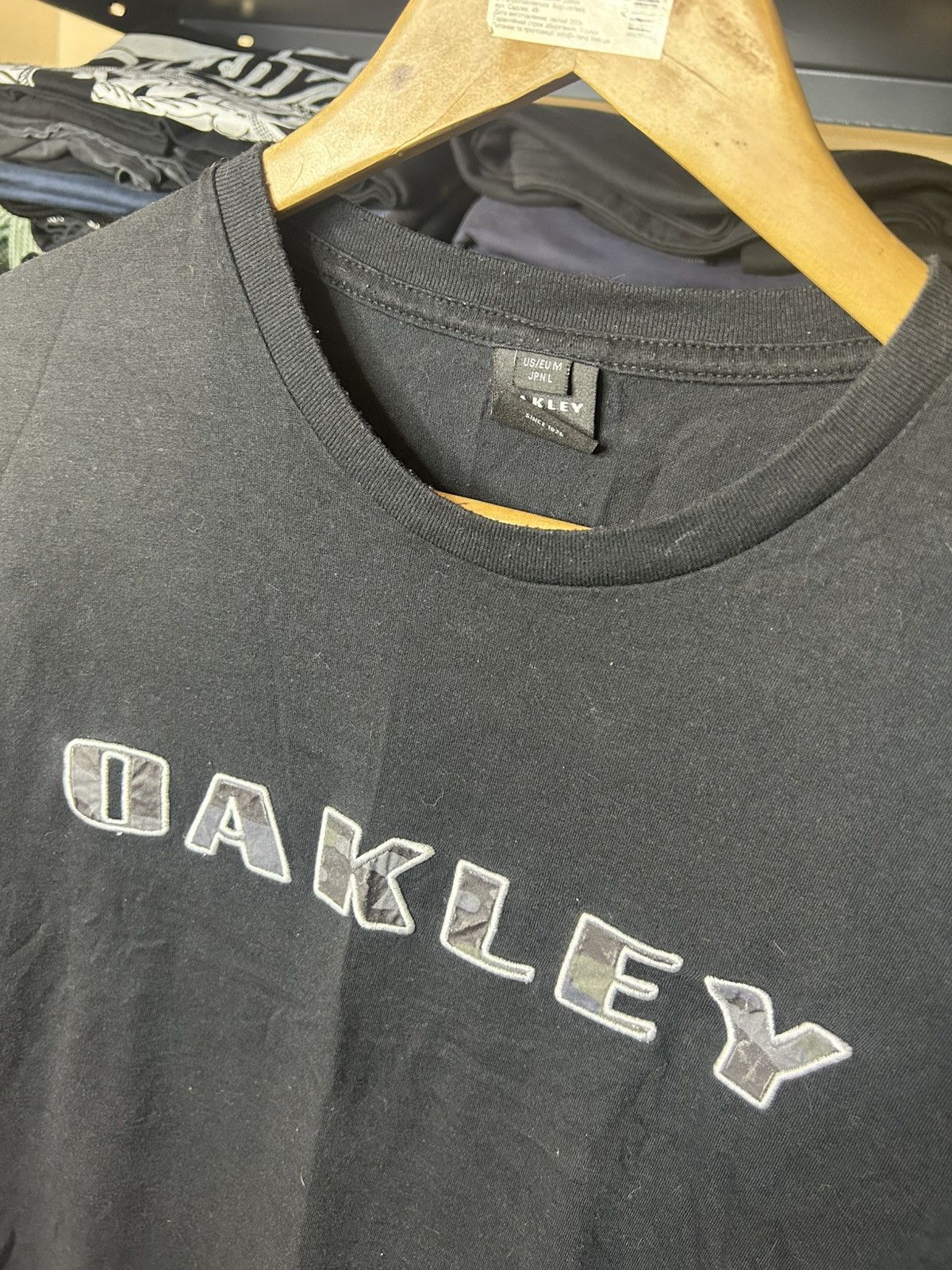 Vintage Oakley Logo Camo Embroidered Black T-Shirt M Size US L / EU 52-54 / 3 - 2 Thumbnail