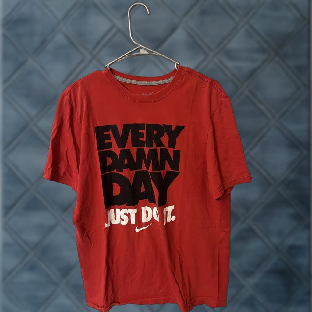 Nike Nike Tee Adult Large Red Short Sleeve Crewneck T-shirt Logo Size US L / EU 52-54 / 3 - 1 Thumbnail