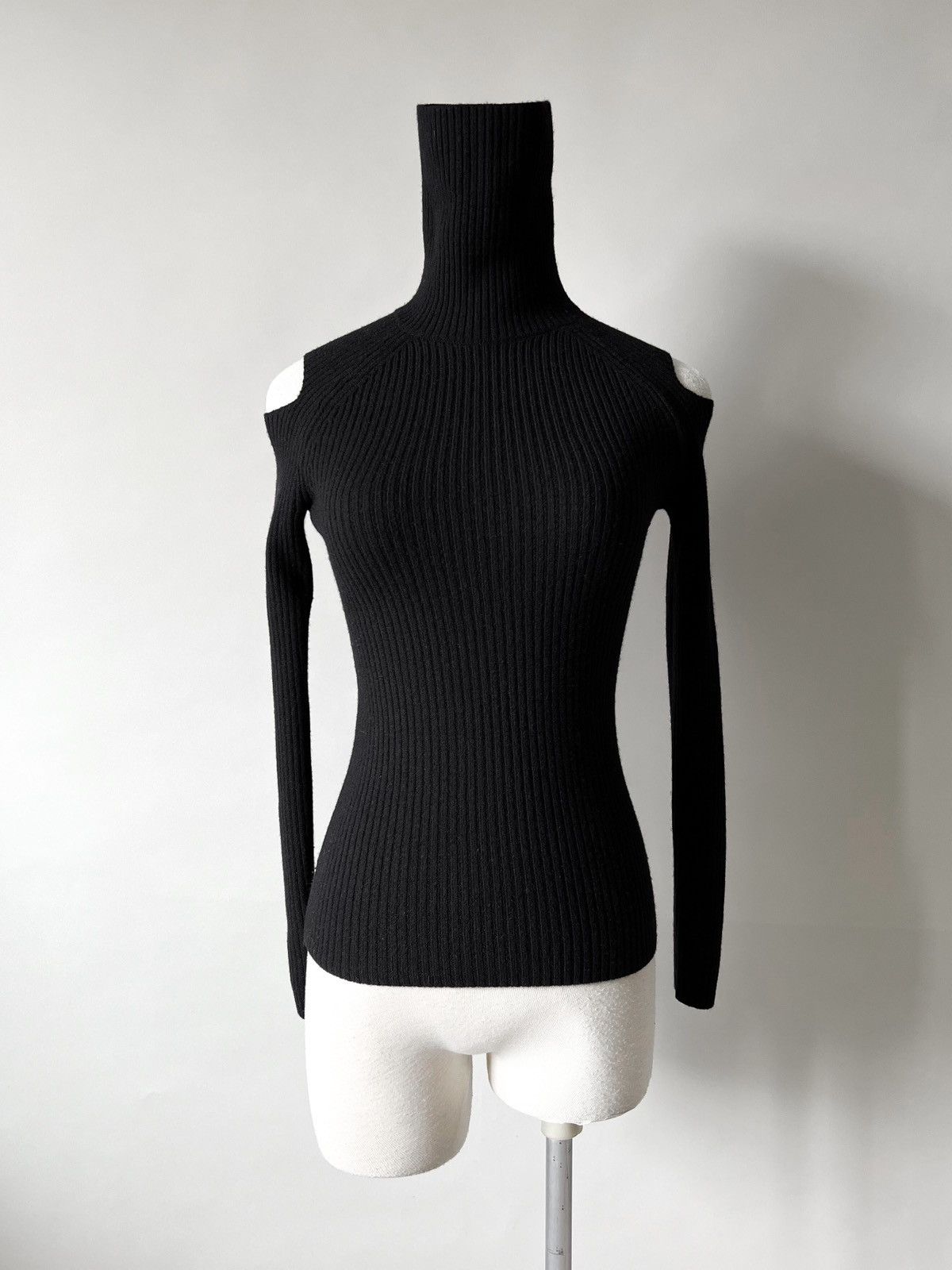 Theory Theory Jemliss Evian Cold Shoulder Ribbed Wool Turtleneck Size XS / US 0-2 / IT 36-38 - 1 Thumbnail