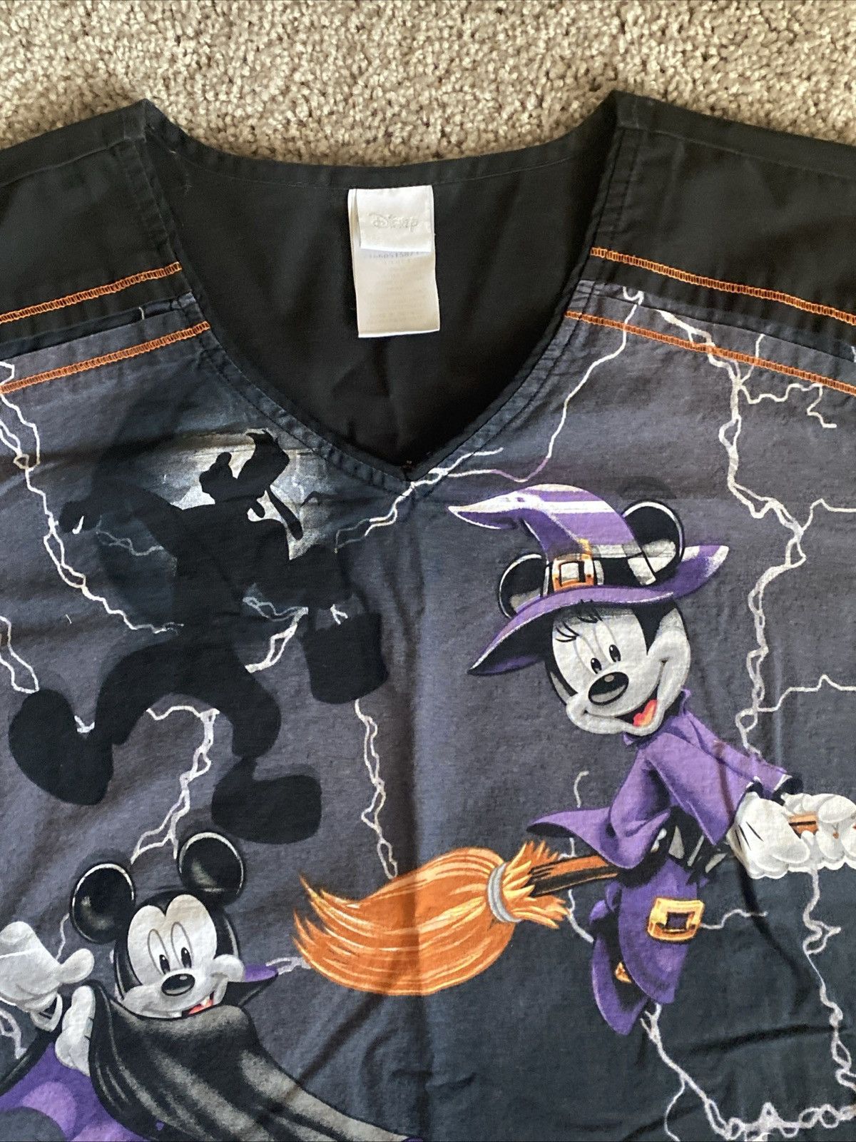 Disney Disney Mickey mouse & Friends Halloween Themed Scrub top Size XL / US 12-14 / IT 48-50 - 7 Thumbnail