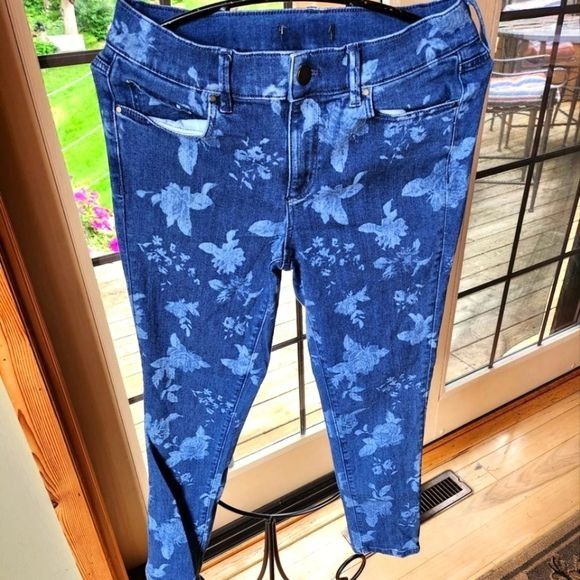 Ann Taylor Ann Taylor The Skinny Crop Curvy Fit Floral Sz. 4 Blue Jeans Size 27" / US 4 / IT 40 - 2 Thumbnail