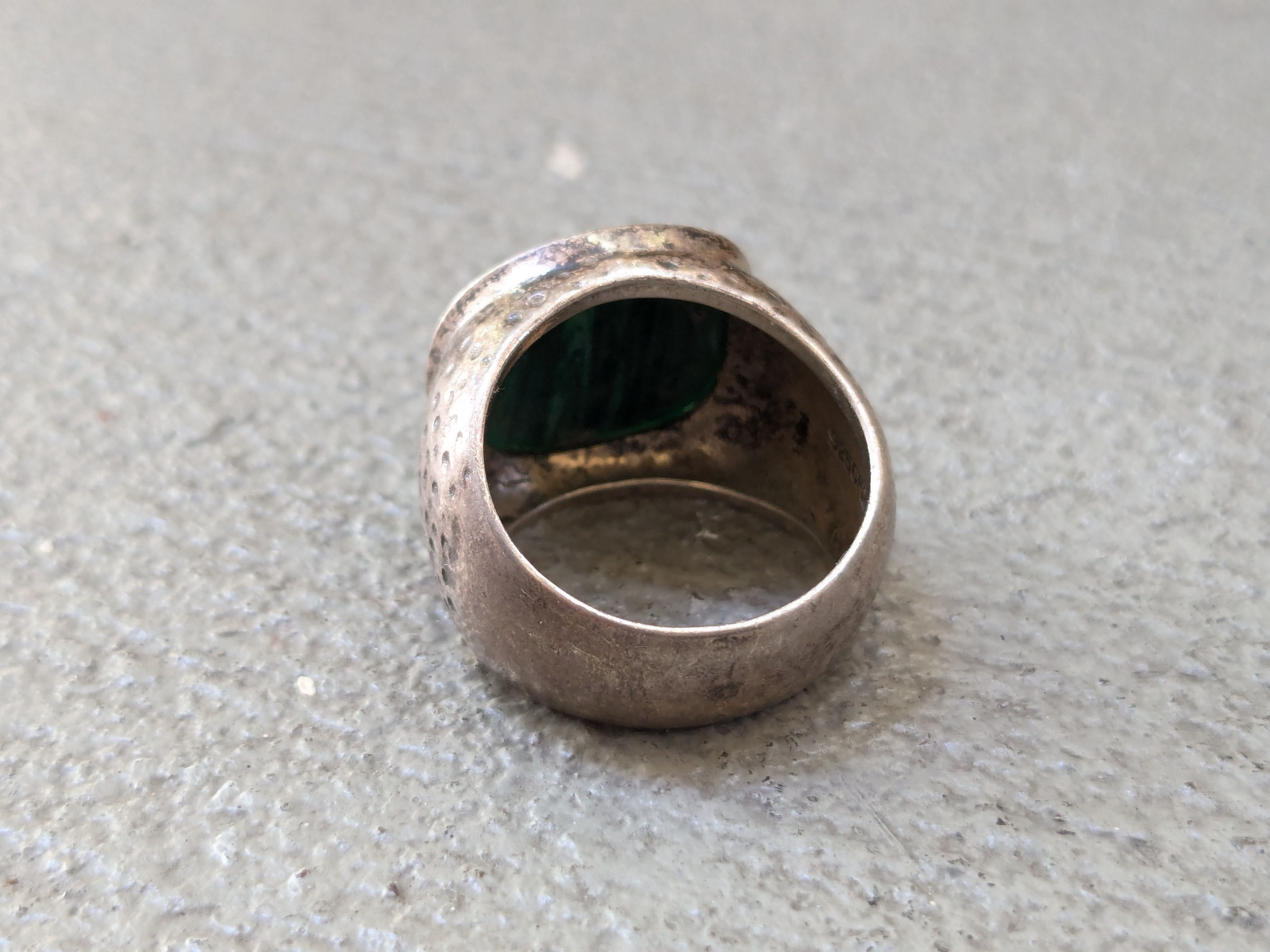 Jewelry Vintage Sterling Silver Ring Green Malachite Hammered Size ONE SIZE - 8 Thumbnail