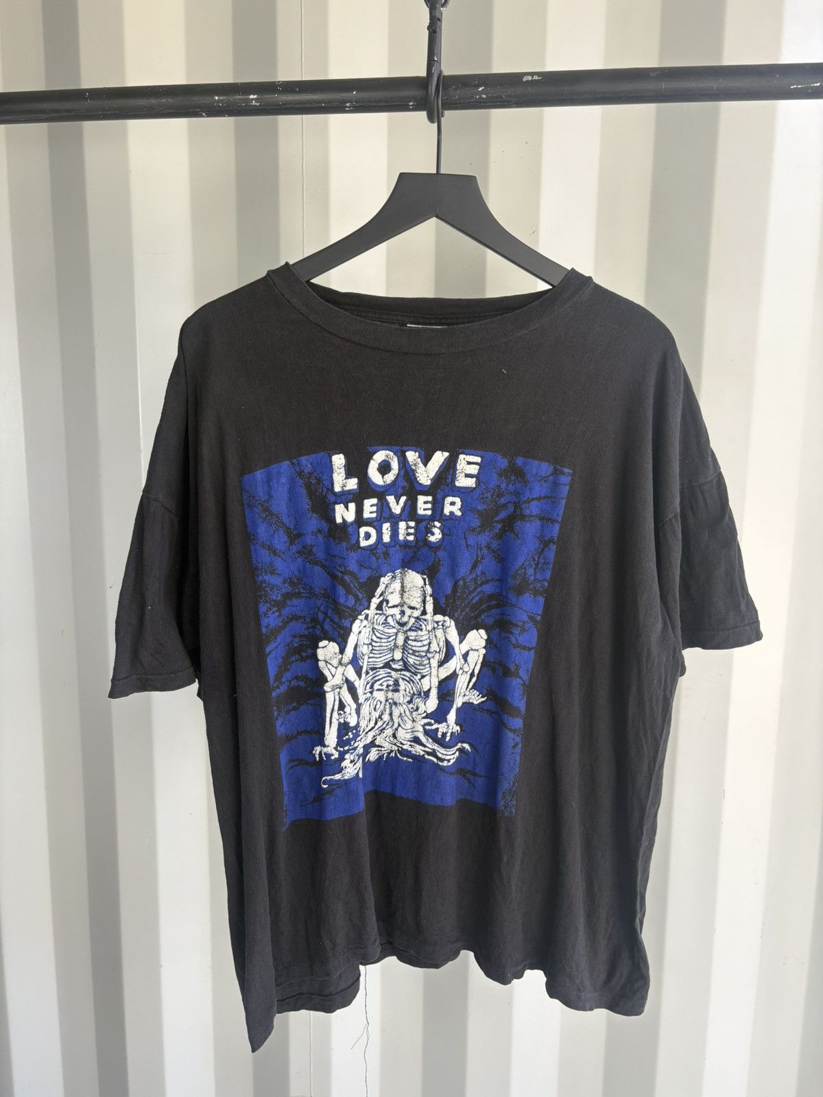 Vintage Love Never Dies Thrashed Faded Shirt Distressed Erd GRUNGE Size US XL / EU 56 / 4 - 1 Thumbnail
