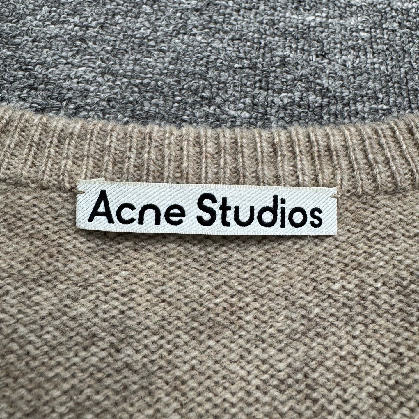 Acne Studios Acne Studios V Neck Wool Sweater XXL Size US XXL / EU 58 / 5 - 2 Thumbnail