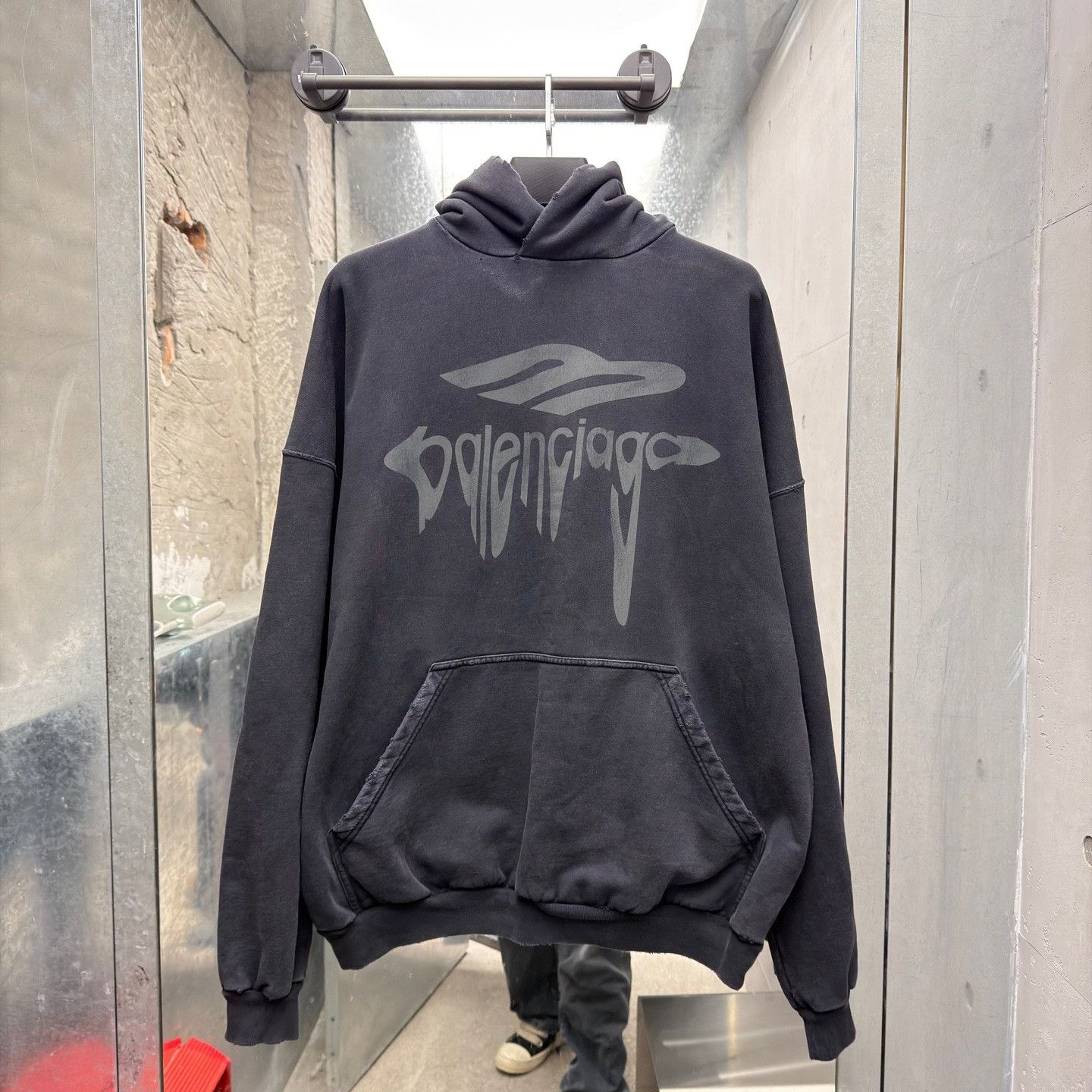 Balenciaga Balenciaga Retro Black Hoodie XS Men Size US XS / EU 42 / 0 - 1 Thumbnail