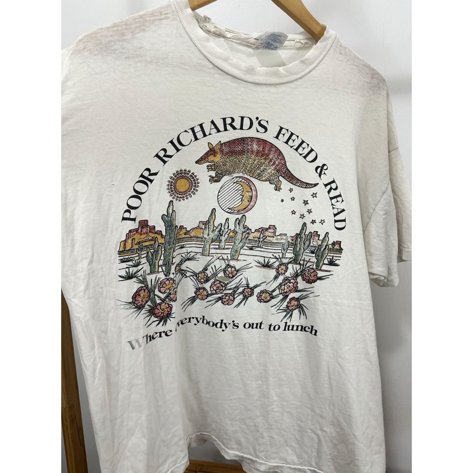 Hanes VTG 90s Poor Richard's Feed & Read Book Store Thrashed Worn Cotton T-Shirt XL Mens White Hanes Shirt Tee Size US XL / EU 56 / 4 - 5 Thumbnail