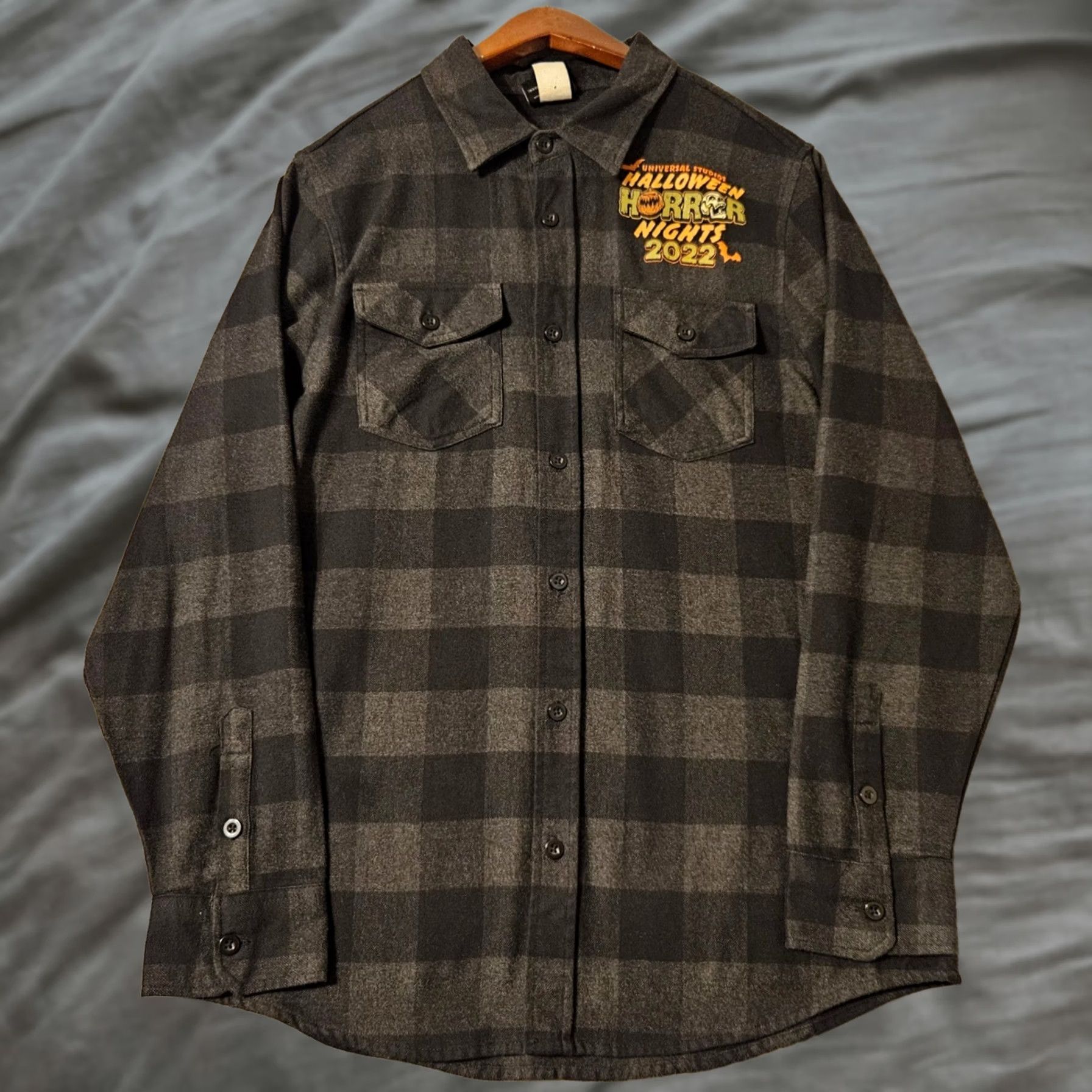Vintage Universal Studios Halloween Horror Nights 2022 Flannel Shirt Mens Small Plaid Gray Size US S / EU 44-46 / 1 - 1 Thumbnail