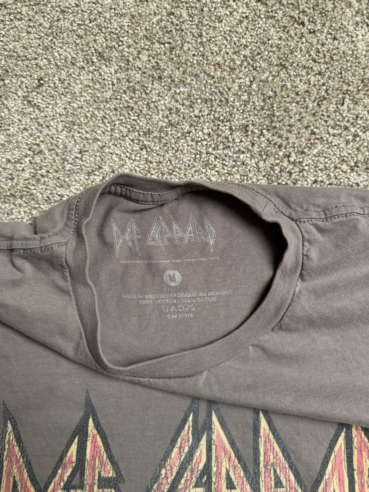 Def Leppard GREY DEF LEPPARD “LOVE BITES” GRAPHIC TEE Size US M / EU 48-50 / 2 - 3 Thumbnail
