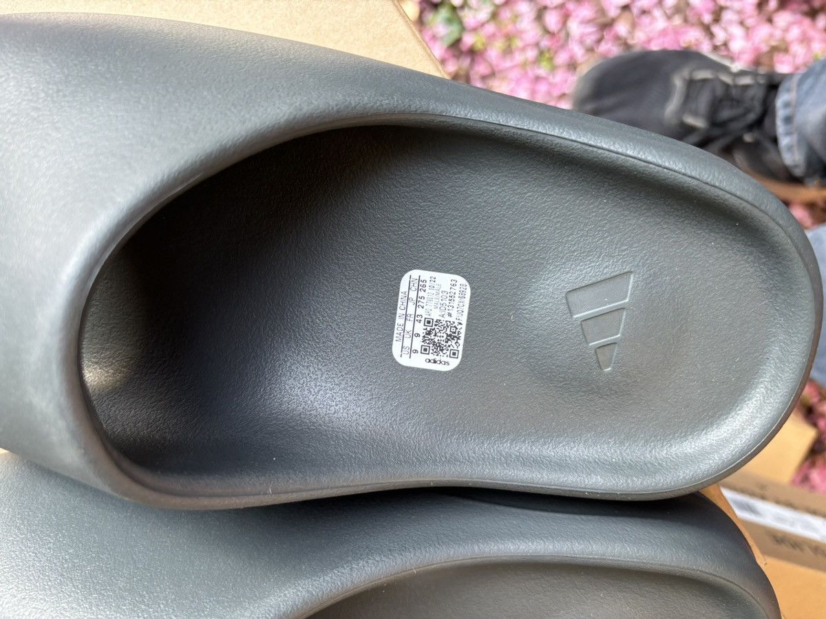 Yeezy Adidas Yeezy Slide Dark Onyx Size 9 ID5103 Size US 9 / EU 42 - 5 Thumbnail