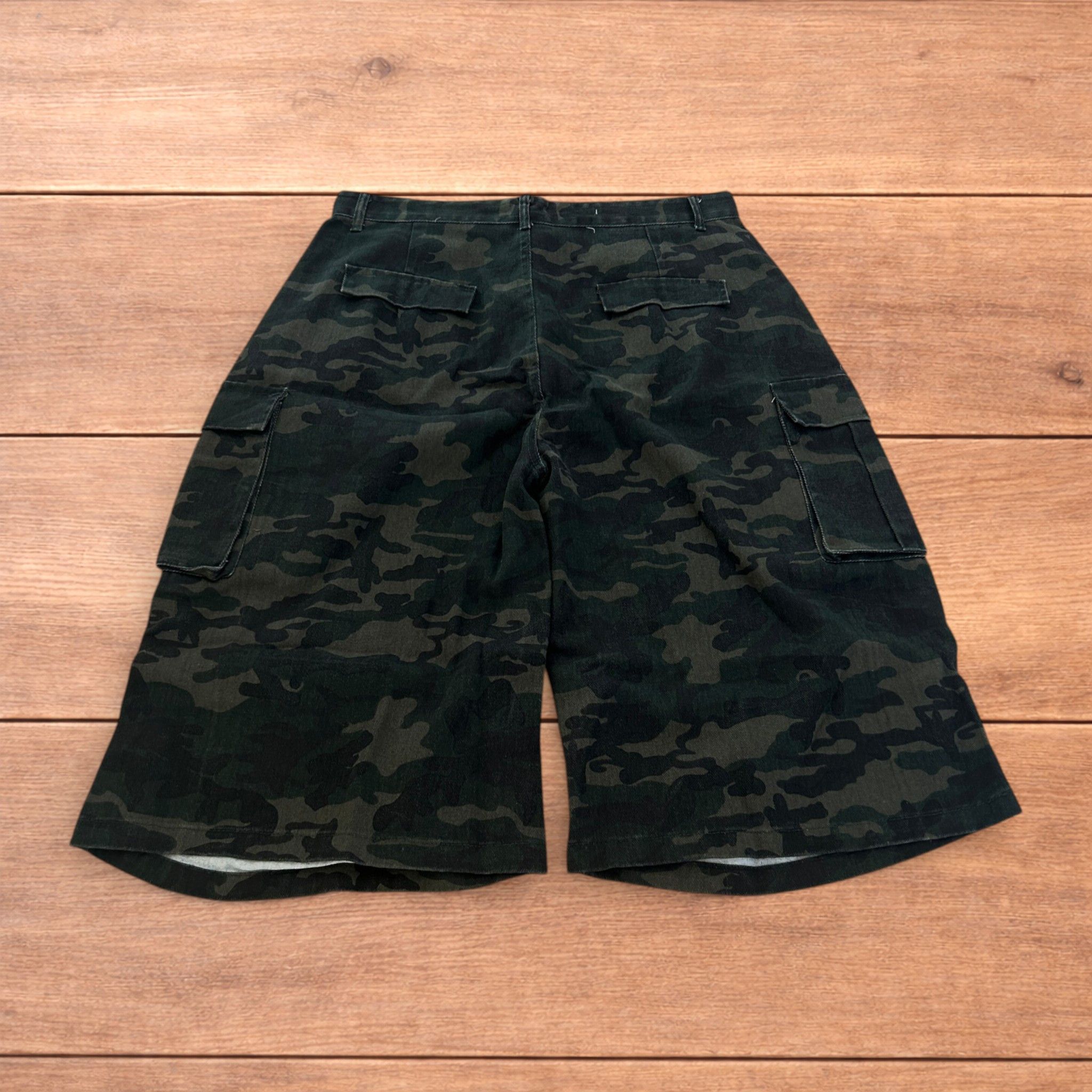 Japanese Brand Super baggy wide leg cargo shorts jorts in army camo. Size US 36 / EU 52 - 2 Thumbnail