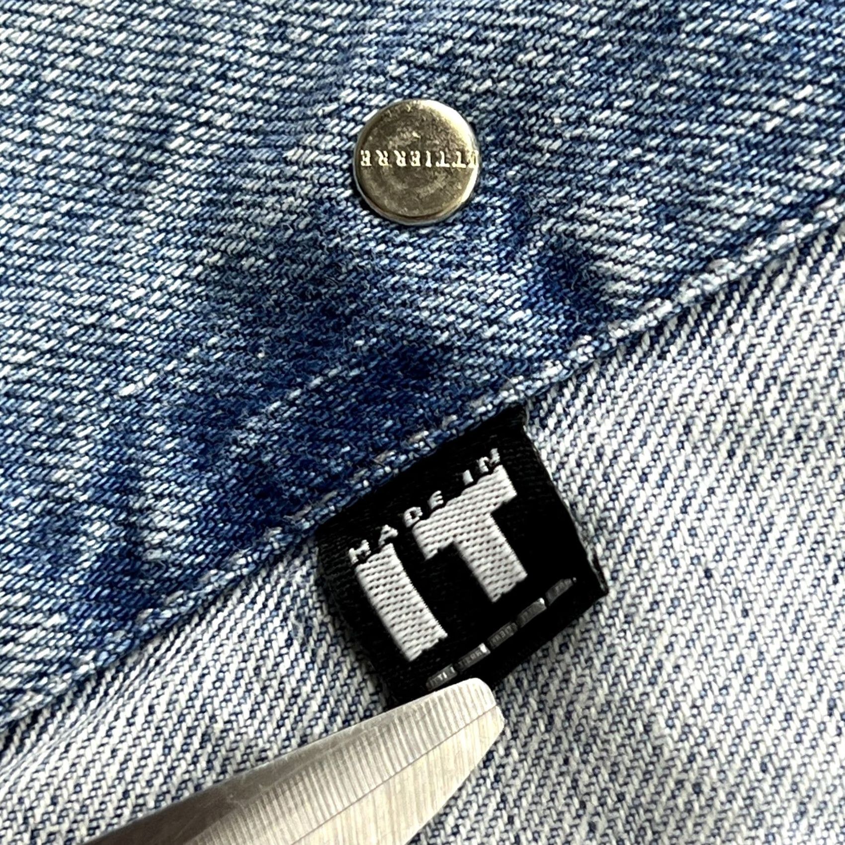 Versace Jeans Couture VINTAGE Versace Jeans Couture Womens Denim Jacket Medium Medusa Buttons Blue Jacket Womens Medium Blue Versace Jeans Couture Denim Jacket Size 32" / US 10 / IT 46 - 7 Thumbnail