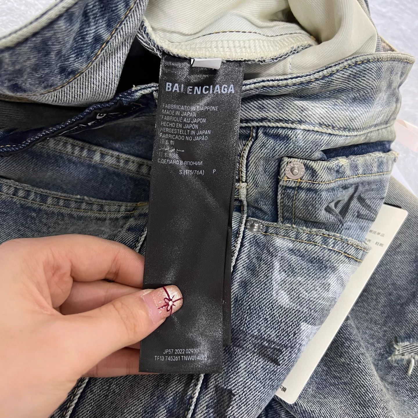 Balenciaga Balenciaga Graffiti Distressed Denim Shorts S Size US 27 - 6 Thumbnail