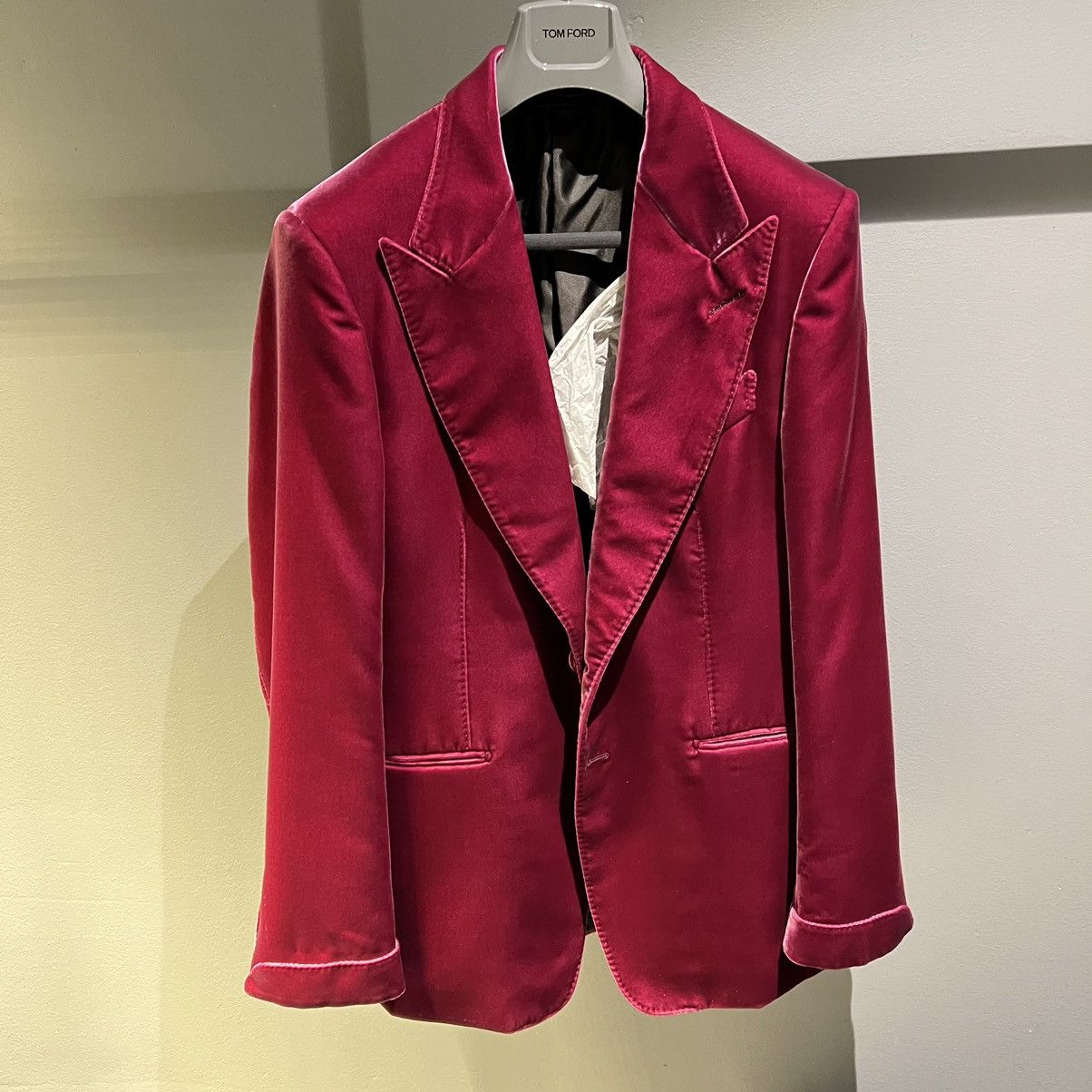 Image of Tom Ford Velvet Blazer In Small in Burgundy, Men's