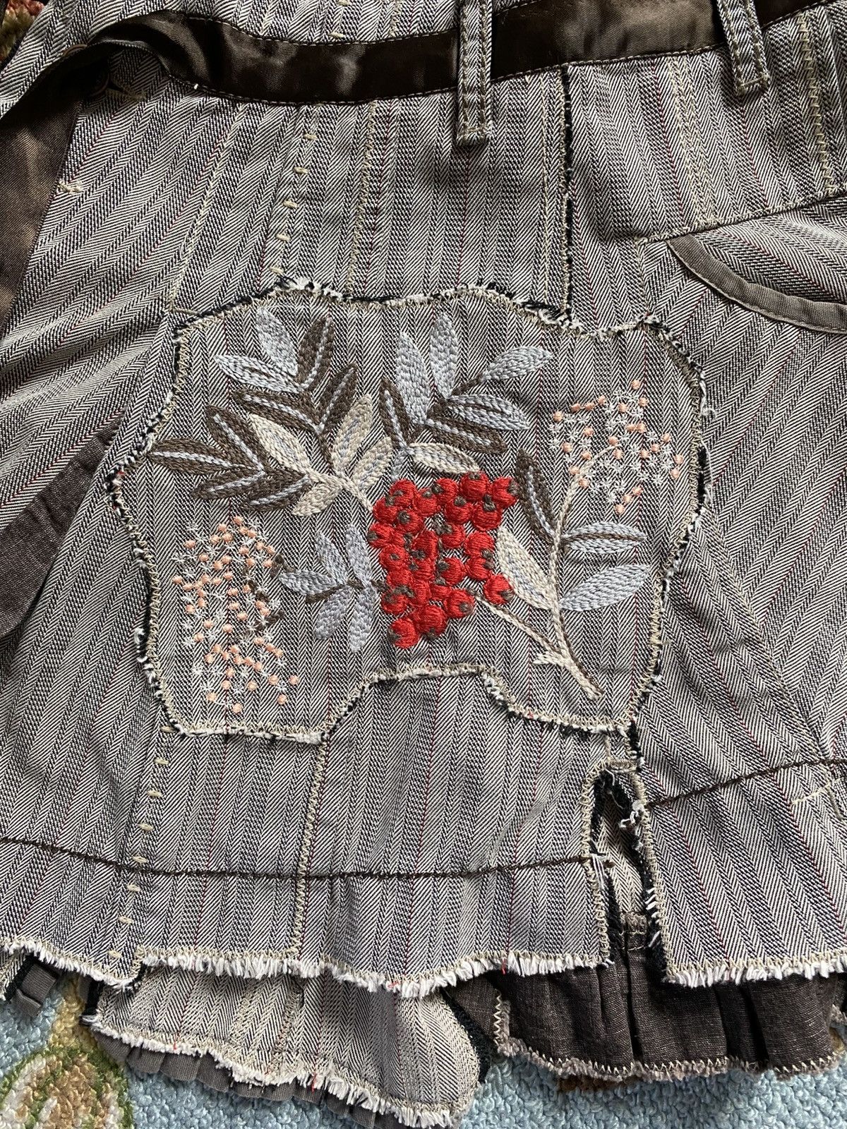 Marithe + Francois Girbaud MFG Embroidered Floral Mini Skirt Size 24" / US 00 / IT 34 - 2 Thumbnail