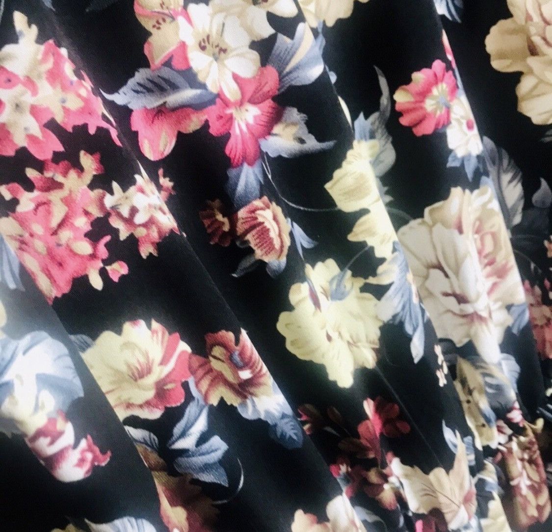 Other DEEP PLUNGE BELL SLEEVE FLORAL SHORTS ROMPER Size 32" / US 10 / IT 46 - 6 Thumbnail