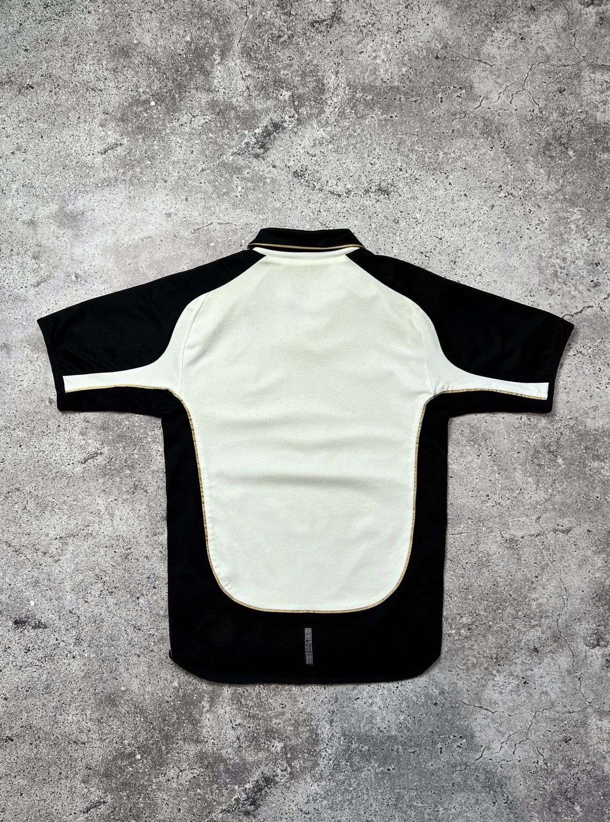 Vintage Vintage Umbro Manchester United 2001 2002 Reversible Jersey Size US S / EU 44-46 / 1 - 6 Thumbnail