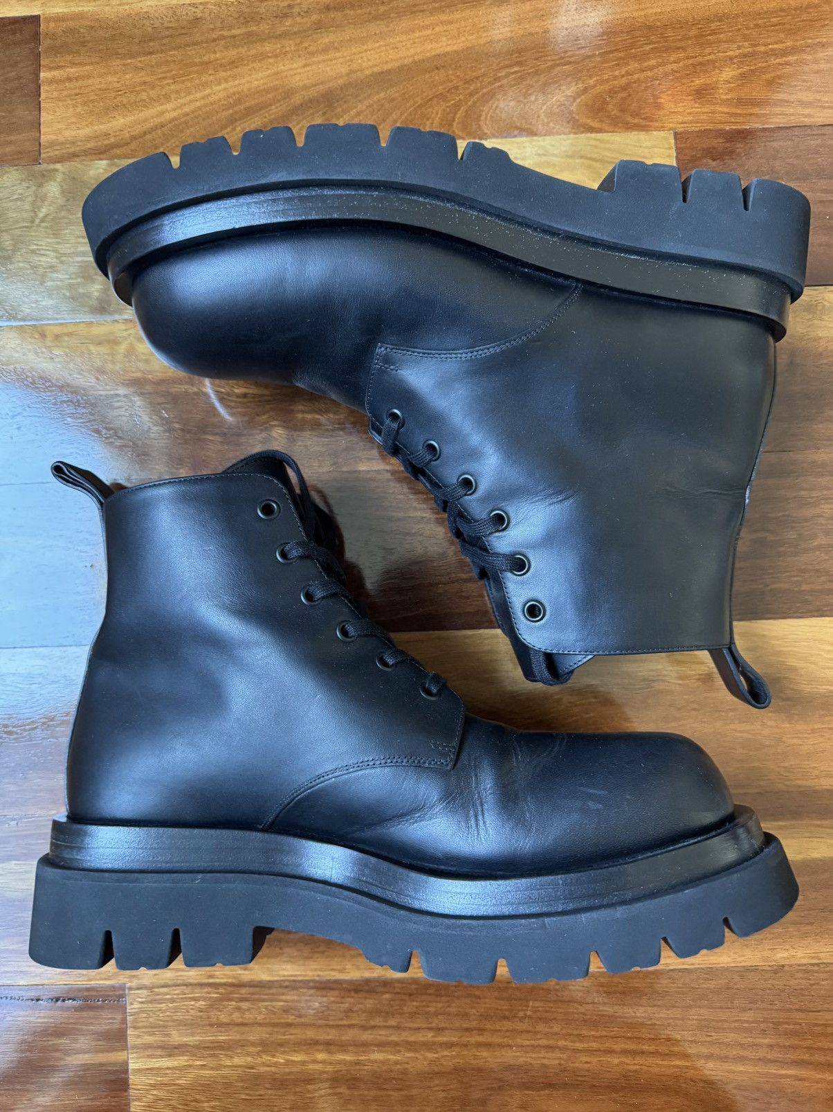 Bottega Veneta × Vuja De BOTTEGA VENETA Black Lug Lace-Up