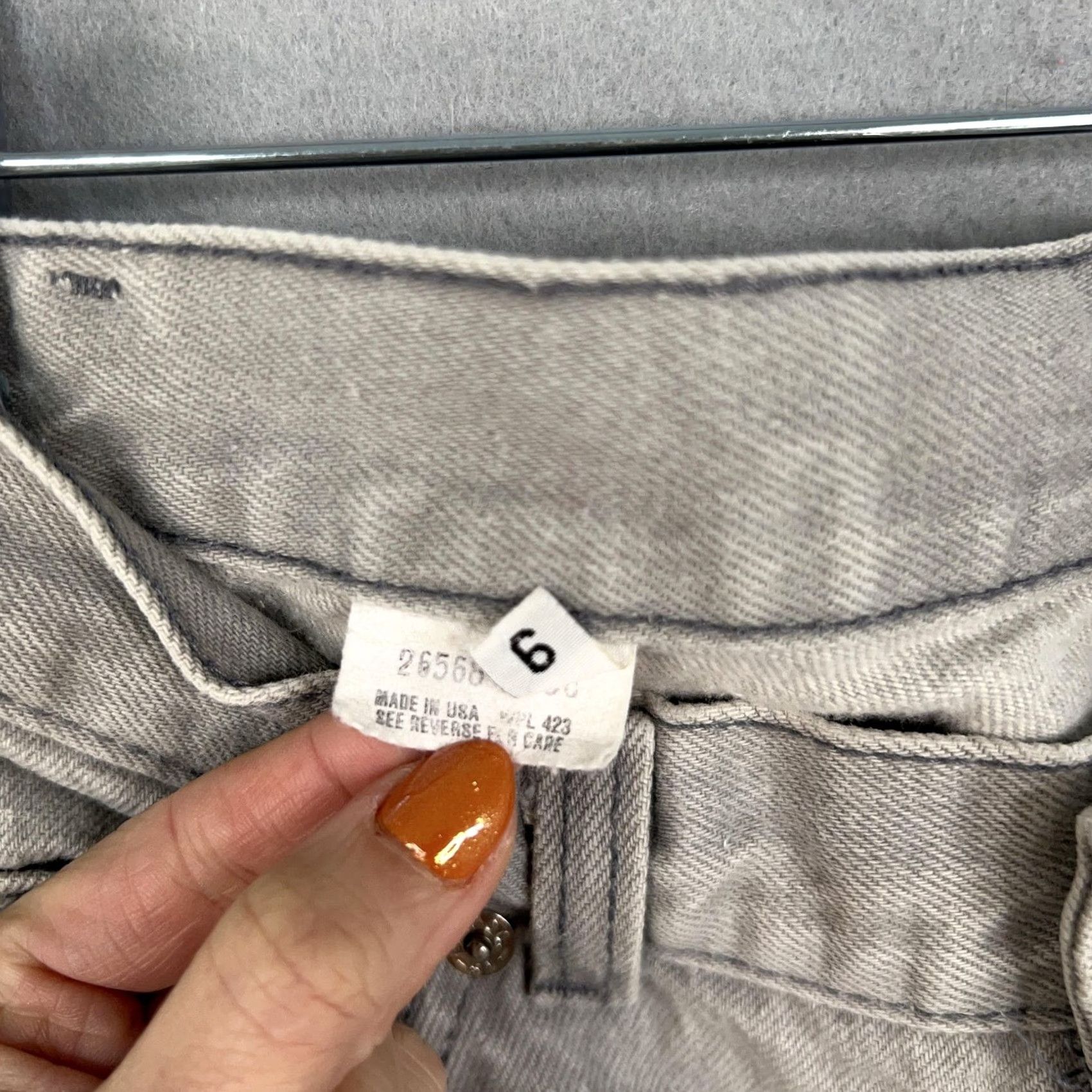 Levi's VINTAGE Levi's Jeans Womens 6 White Tab High Rise Tapered Mom Fit Crop US 90s Distressed Cropped Jeans Womens 6 (Gray) Black Friday not needed Size 28" / US 6 / IT 42 - 7 Thumbnail