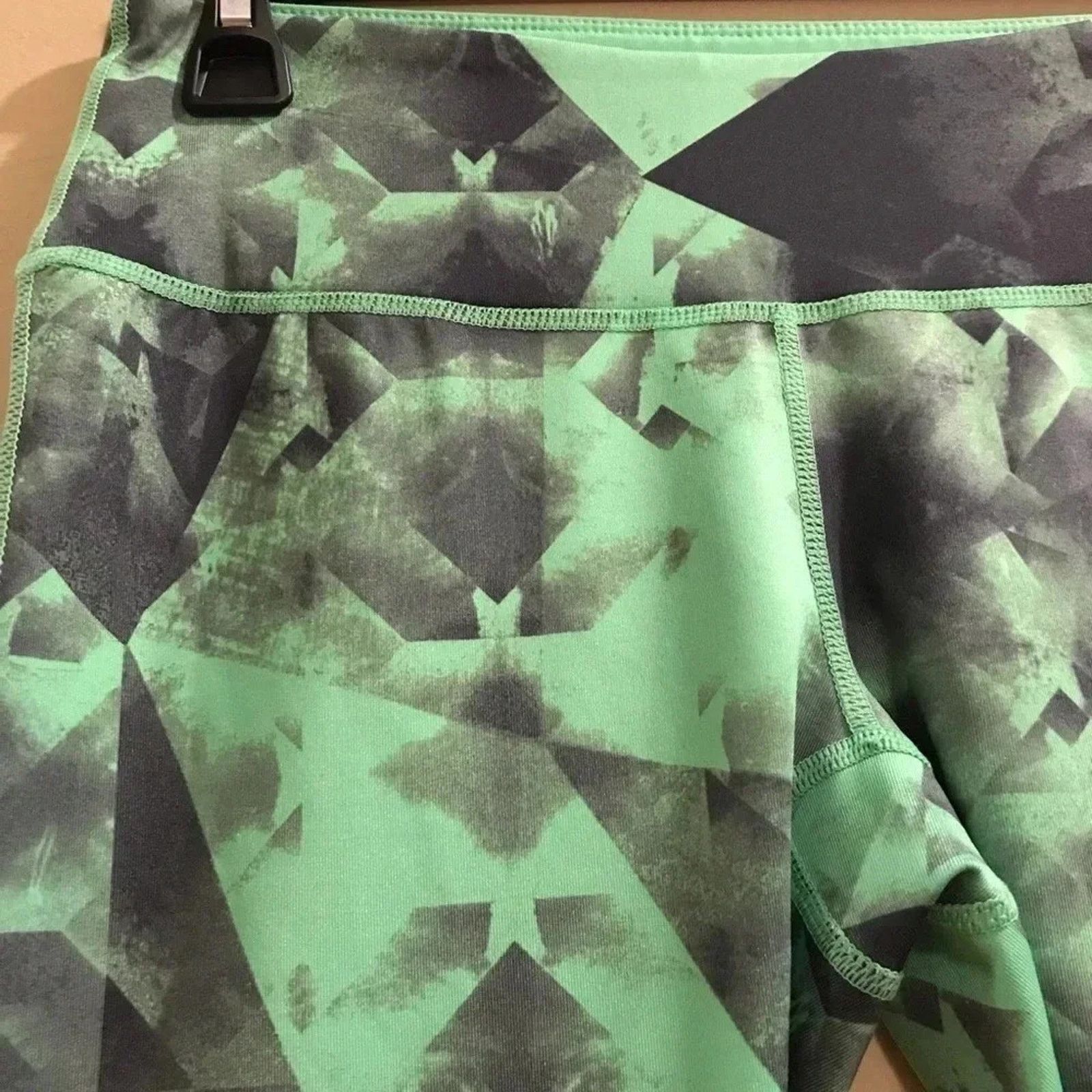 Other Z By Zella Geo Abstract Pattern Capri Leggings Women’s sz S Size 25" / US 0 / IT 36 - 3 Thumbnail