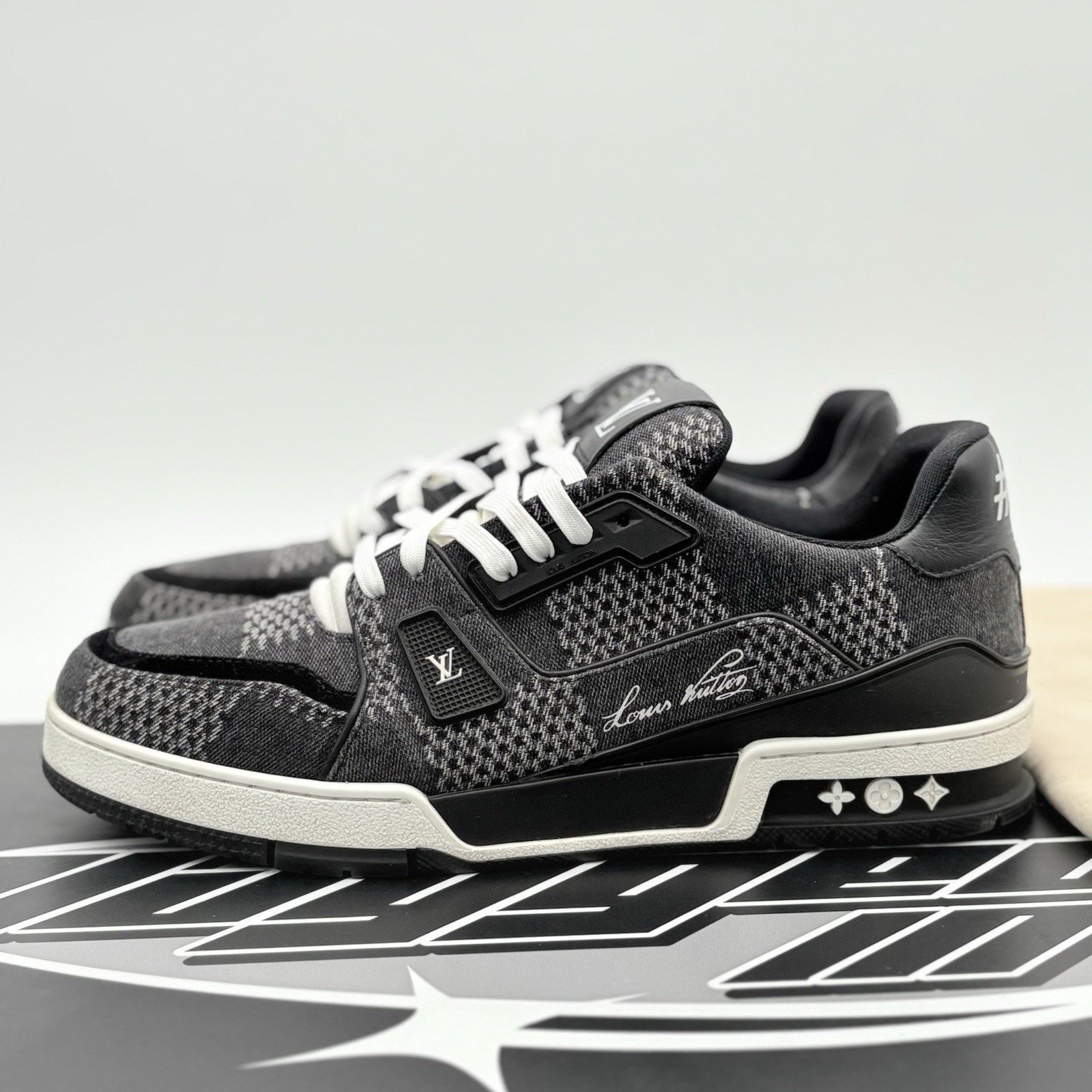 Louis Vuitton 10.5-11 US Louis Vuitton Trainer ' Black White '| VERY CLEAN Size US 11 / EU 44 - 1 Thumbnail