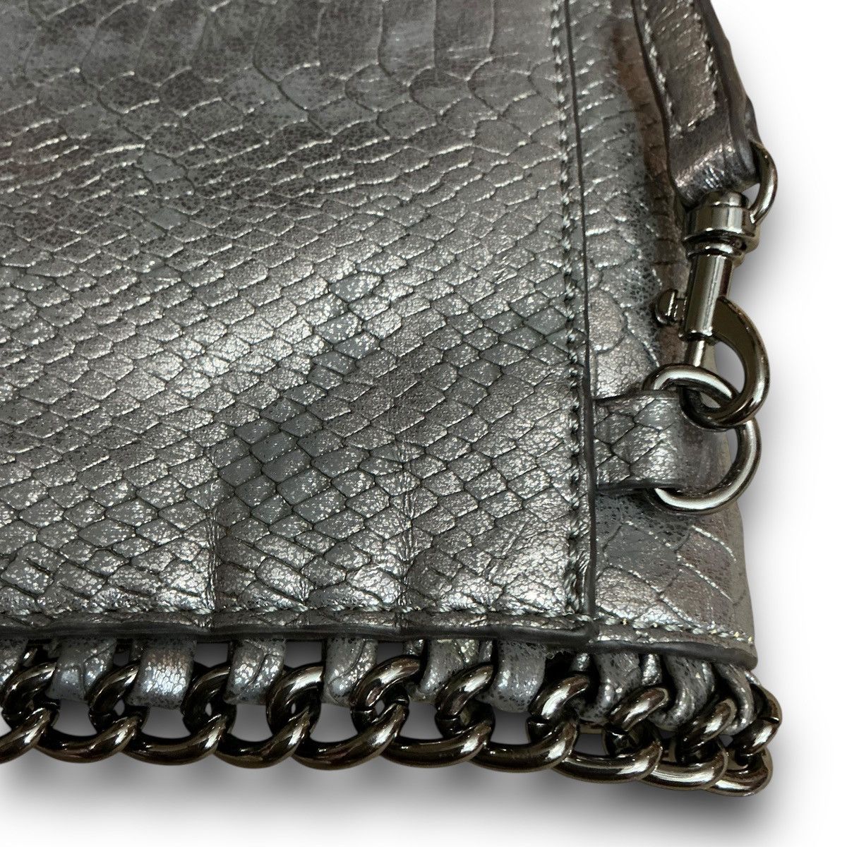 Guess Y2K Silver Guess Faux Snakeskin Embossed Crossbody Clutch Size ONE SIZE - 7 Thumbnail