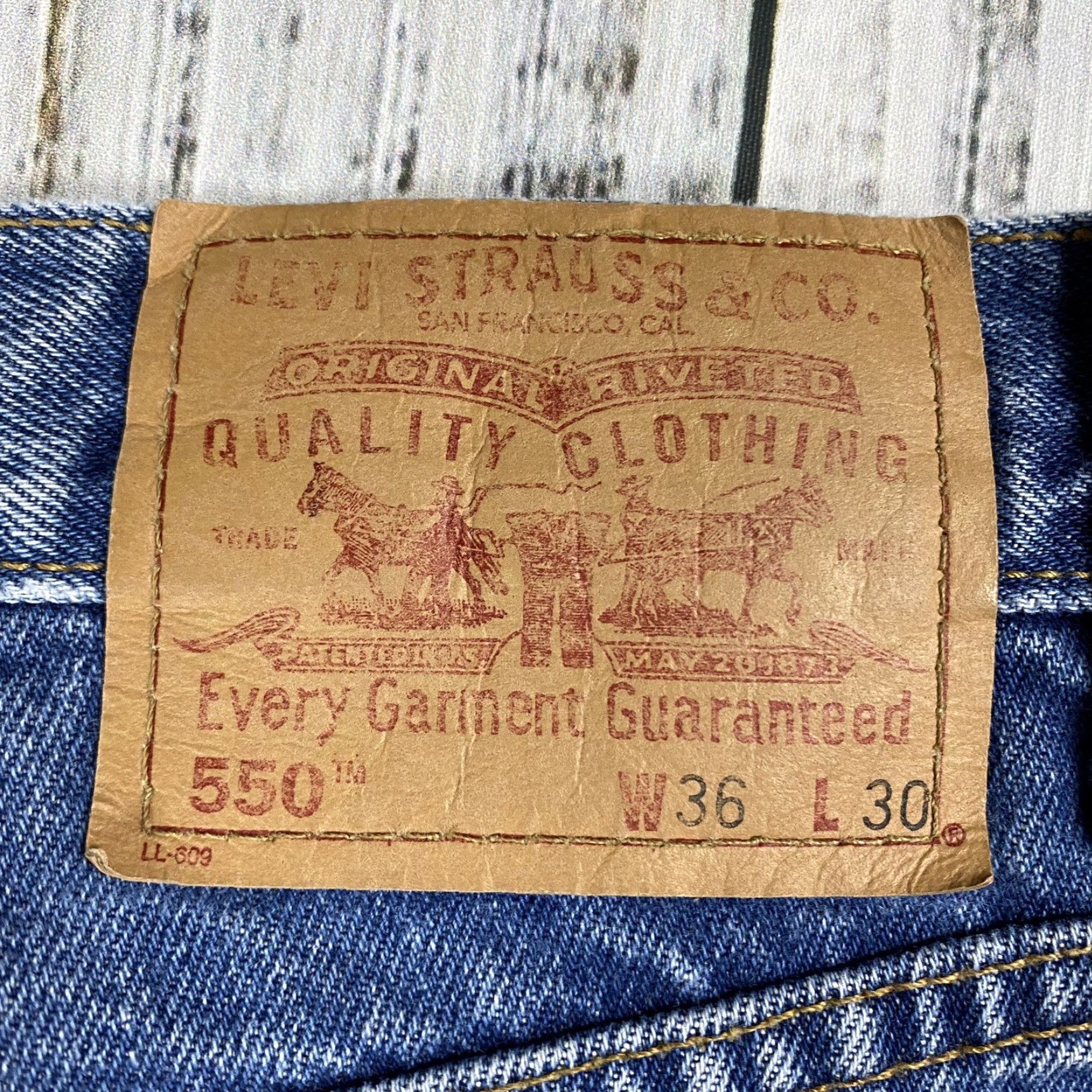 Levi's VINTAGE Levi's 550 Jeans Medium Wash Blue Relaxed Fit 36x30 90s Mens Size US 36 / EU 52 - 8 Thumbnail