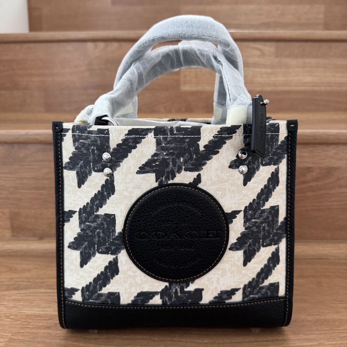 ★完売必須★COACH Dempsey Tote 22 PatchBag Houndstooth Print COACH Dempsey Tote 22 With Houndstooth Print And Patch CJ623