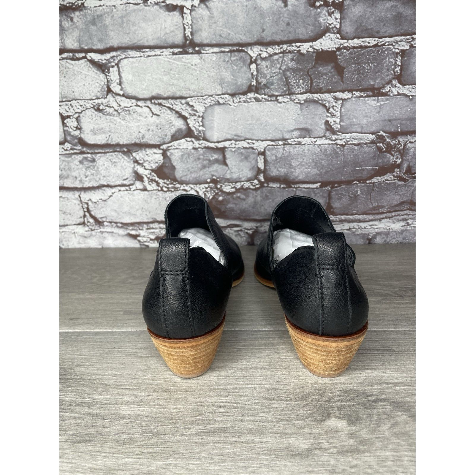 Frye Frye and Co. Rubie Black Leather Slip On V Cut Out Sides Hee Size US 7.5 / IT 37.5 - 4 Thumbnail