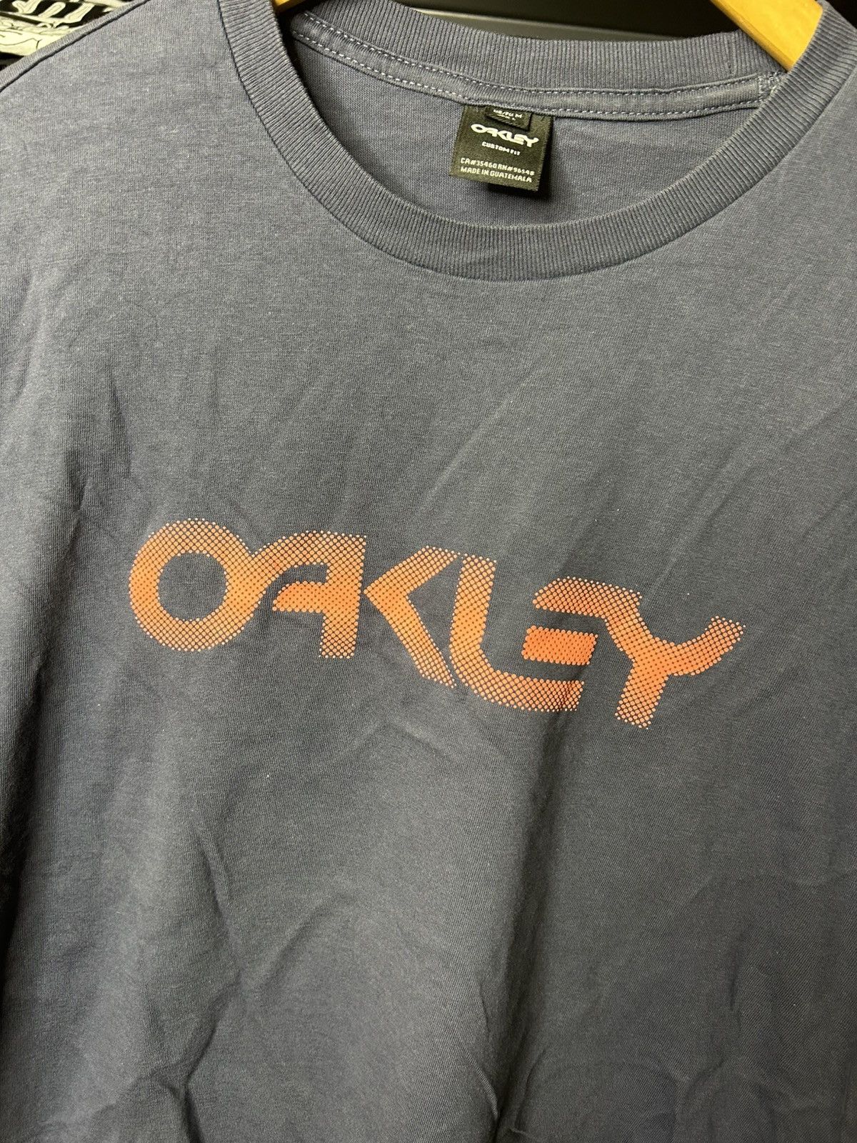 Vintage Vintage Oakley T-Shirt Y2K Techwear Logo Tee 2000s Skate BMX Size US L / EU 52-54 / 3 - 2 Thumbnail