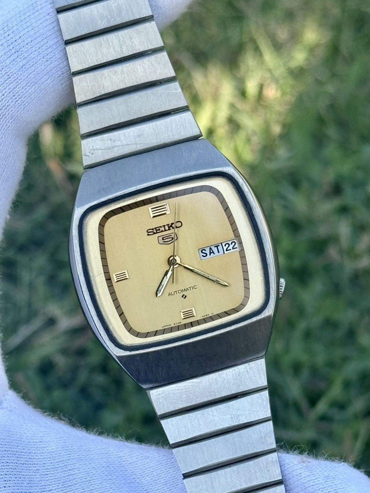 Seiko Vintage Seiko 5 Automatic japan Watch: golden Dial, TV Case Size 36 - 2 Thumbnail