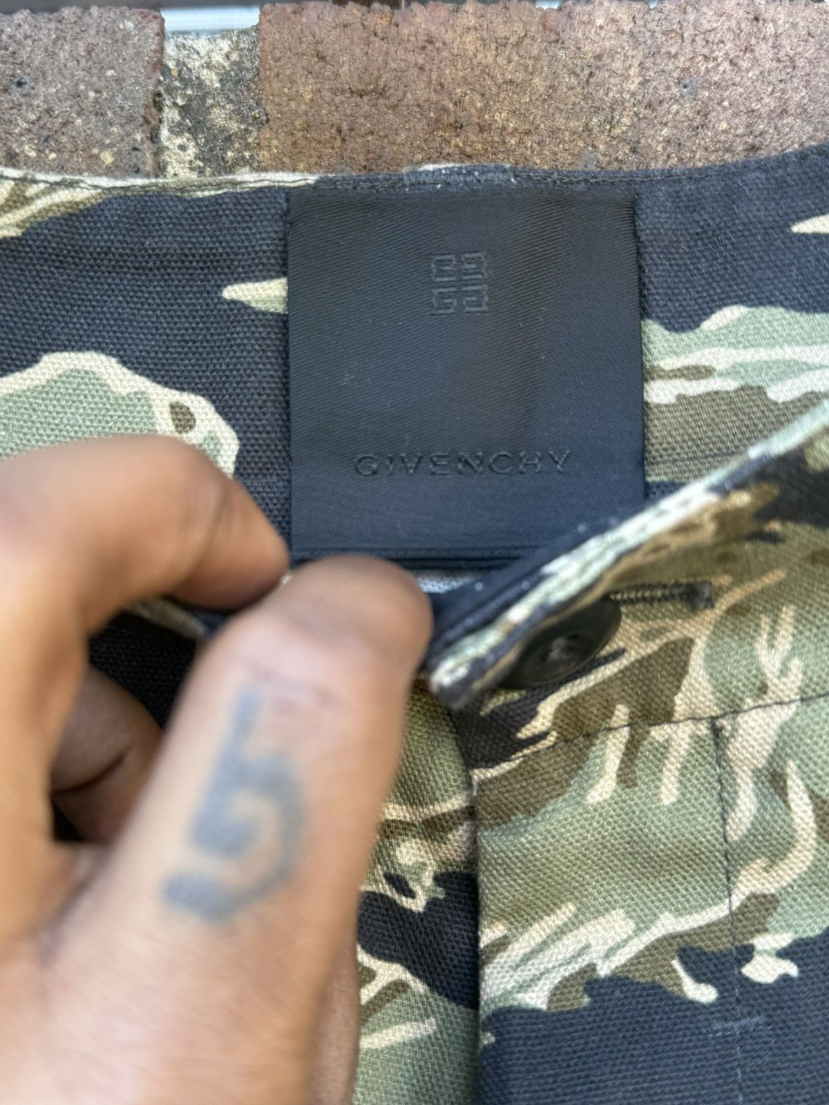 Givenchy Givenchy Tiger Camo Cargo Pants Size US 36 / EU 52 - 13 Thumbnail