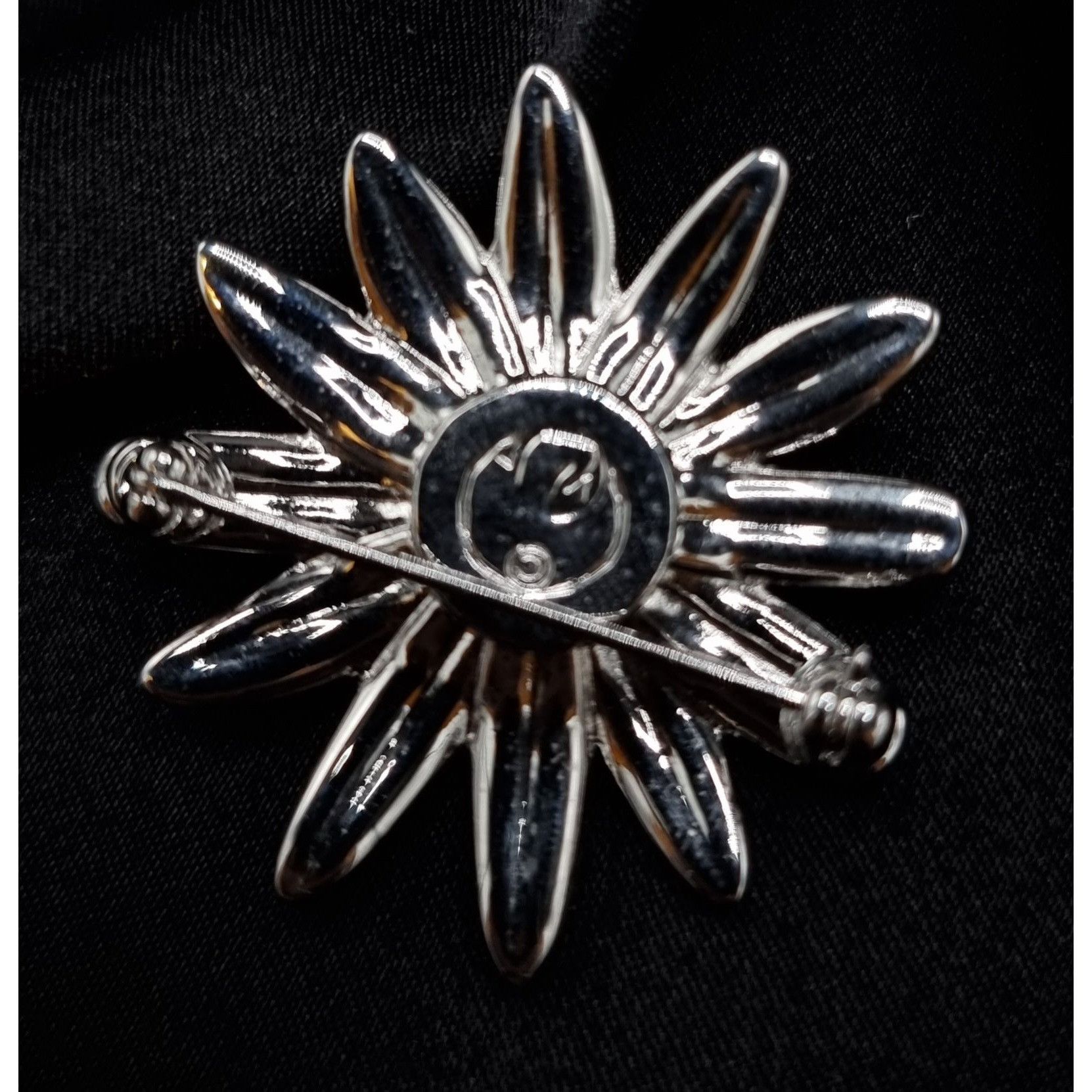 Swarovski SWAROVSKI Crystal Daisy Flower Pin Brooch Size ONE SIZE - 4 Thumbnail