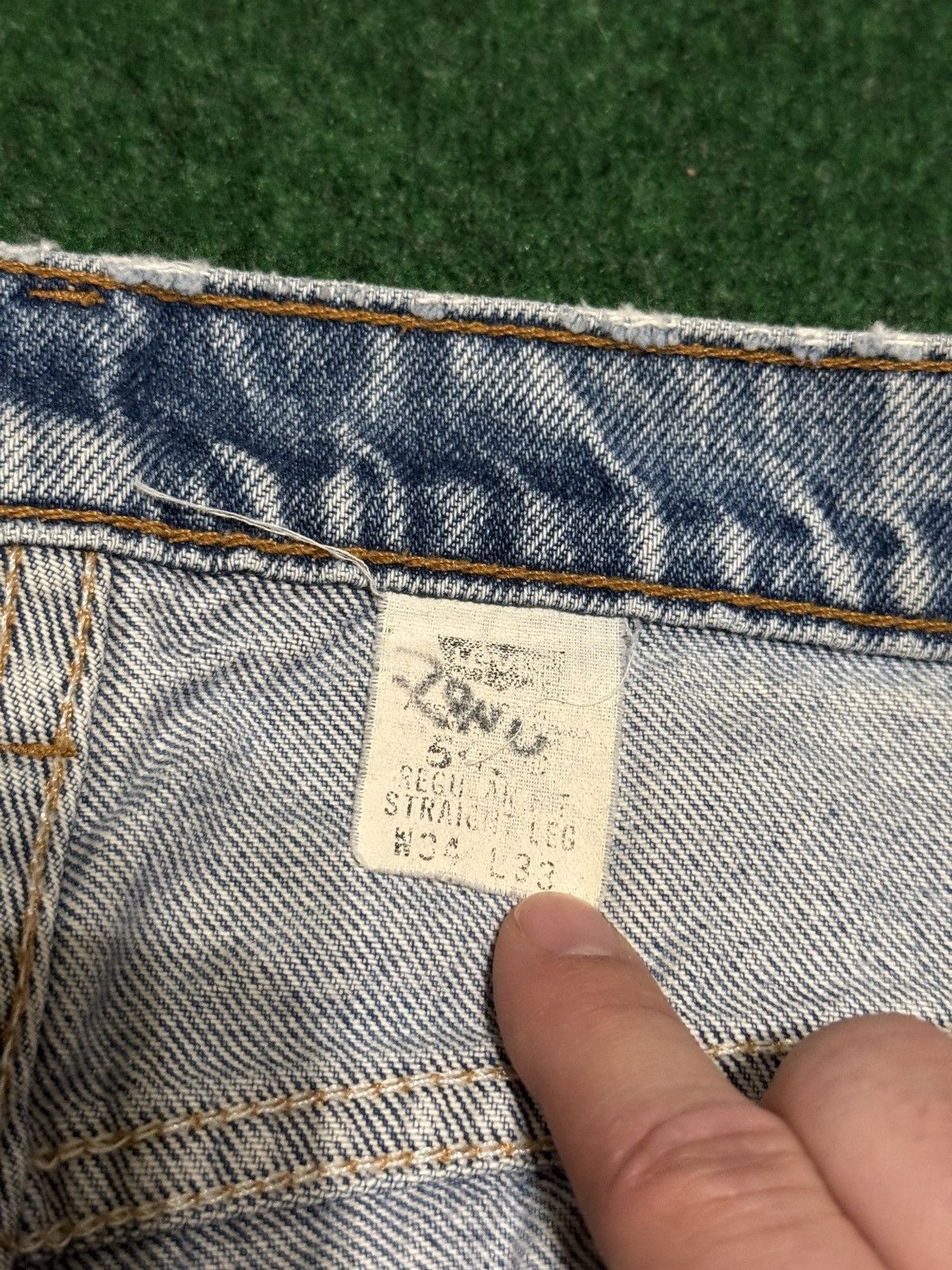 Levi's Vintage Clothing Vintage 90s Levi’s 505 Light Wash Distressed 32x34 Jeans Size US 32 / EU 48 - 5 Thumbnail