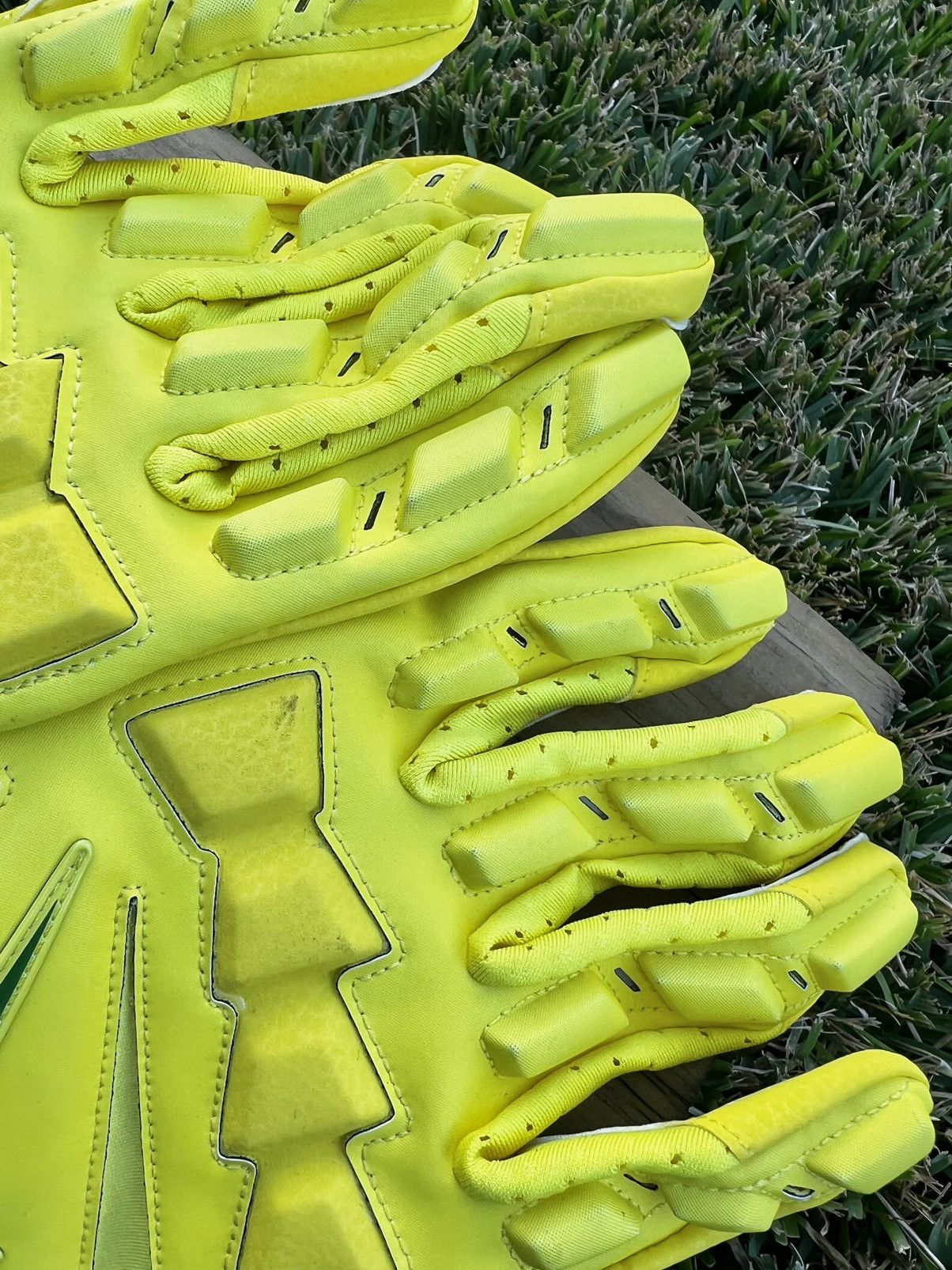 NCAA × Nike RARE Nike Oregon Ducks Hyperbeast 2.0 Football Gloves XXL Size ONE SIZE - 5 Thumbnail