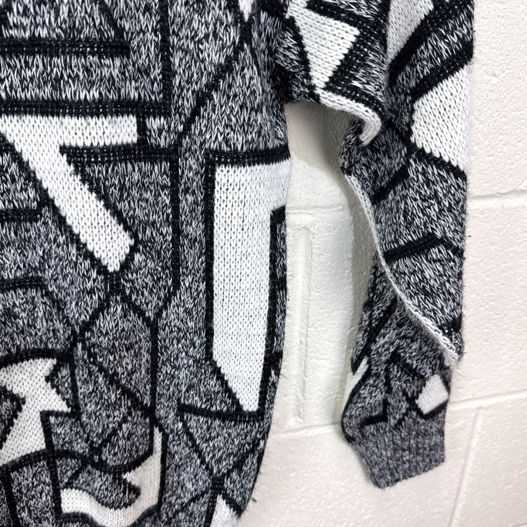 Liz Claiborne VINTAGE Claiborne Sweater Adult Medium Gray Geometric Wool Blend Pullover Crew Neck Long Sleeve Mens Size US M / EU 48-50 / 2 - 7 Thumbnail