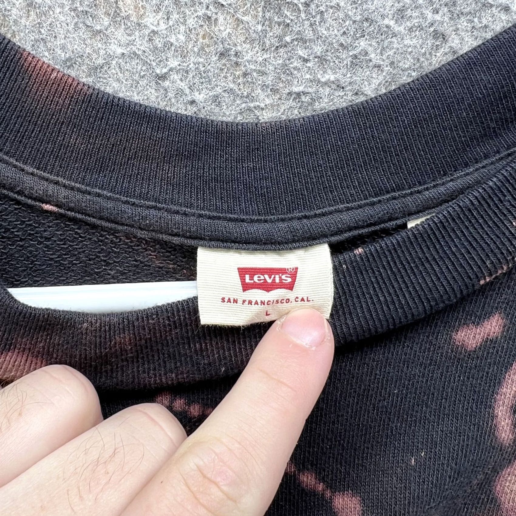 Levi's VINTAGE Levis Sweatshirt Womens Large Black Pink Bleach Flower Graphic Crewneck Pullover Size L / US 10 / IT 46 - 3 Thumbnail