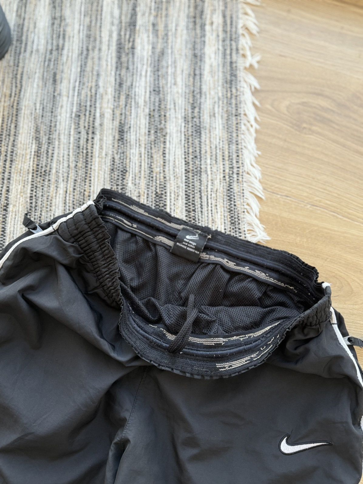 Nike VINTAGE NIKE 90s BLACK NYLON SPORT PANTS CLASSIC STREETWEAR Size US 32 / EU 48 - 8 Thumbnail
