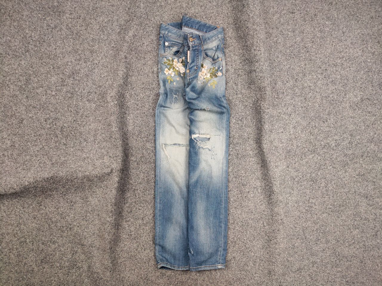 Dsquared2 Vintage Dsquared2 distressed embroidered Straight W Jeans Size 36" / US 14 / IT 50 - 1 Thumbnail