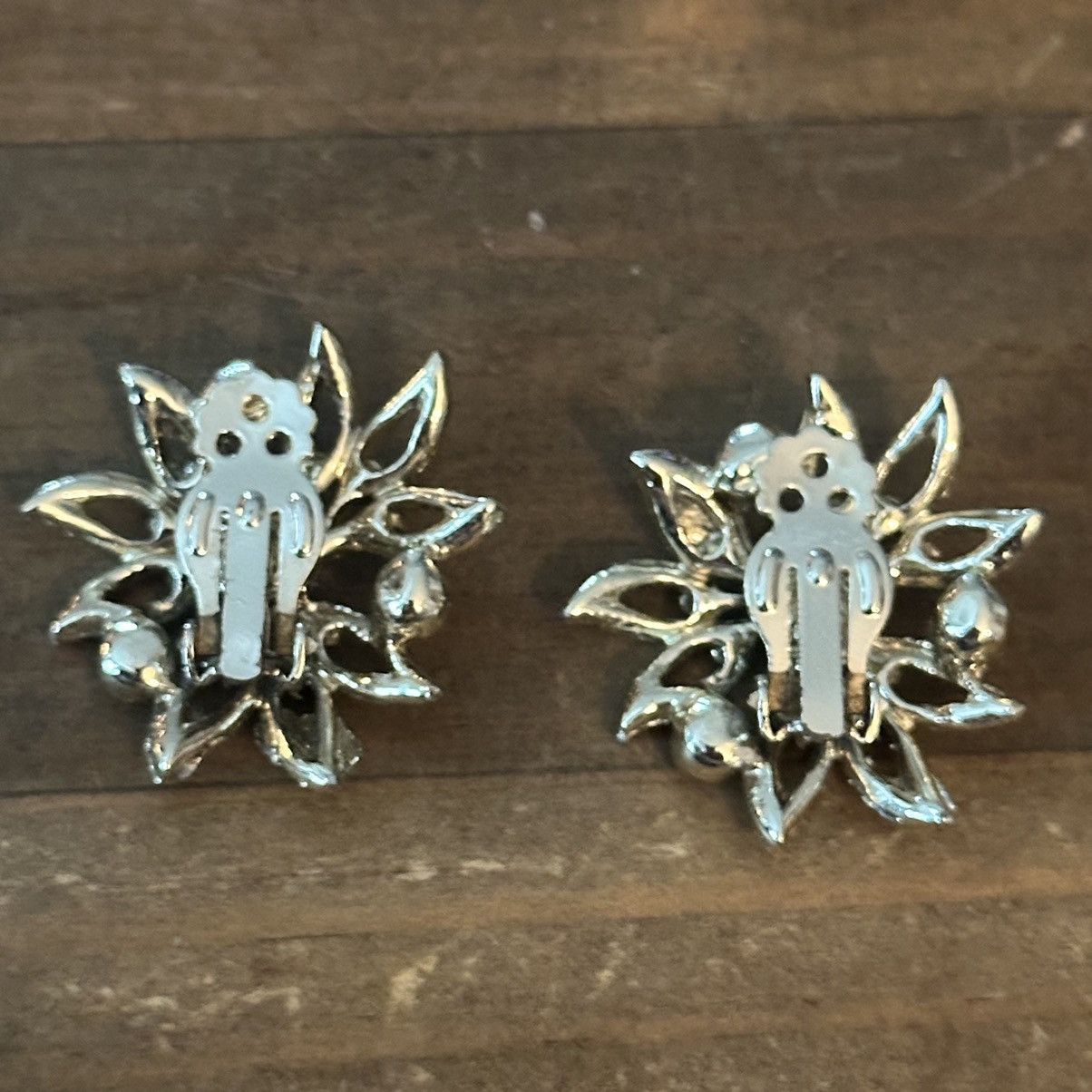 Vintage Vintage Aurora Borealis rhinestone clip on flower earrings Size ONE SIZE - 4 Thumbnail