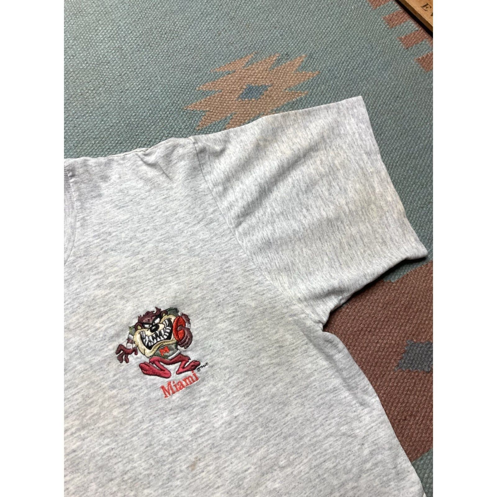 Vintage VINTAGE 90s T Shirt University of Miami Hurricanes Taz Looney Tunes College XL Men Gray T-Shirt 90s Mens Size US XL / EU 56 / 4 - 3 Thumbnail