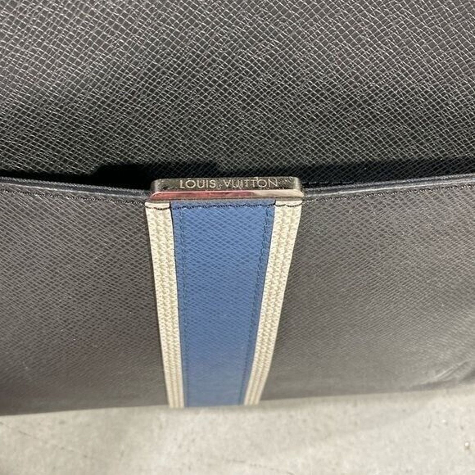 Louis Vuitton Louis Vuitton Taiga Messenger Bag Anton Ardoise Leather Luxe Size ONE SIZE - 10 Thumbnail