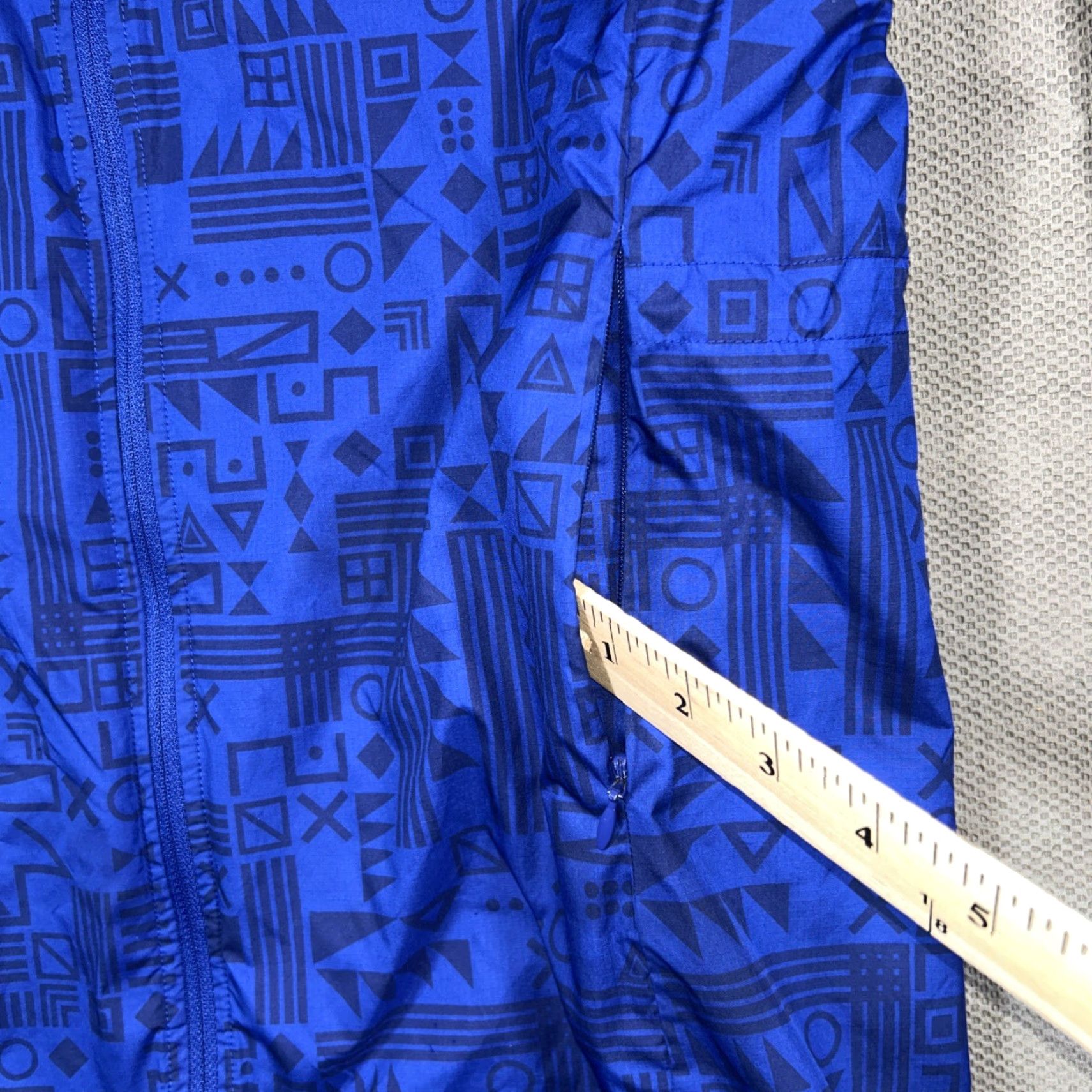 Adidas Jacket Windbreaker Geometric Full Zip Blue M Womens Running Activewear Vented Pocket Windbreaker