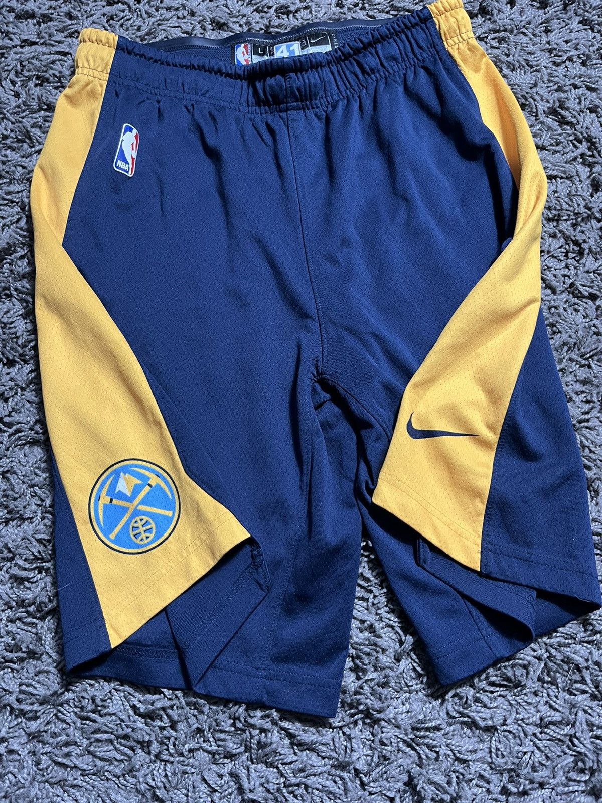 Nike NIKE DENVER NUGGETS WARM UP PLAYER VERSION SHORTS Size US 34 / EU 50 - 2 Thumbnail