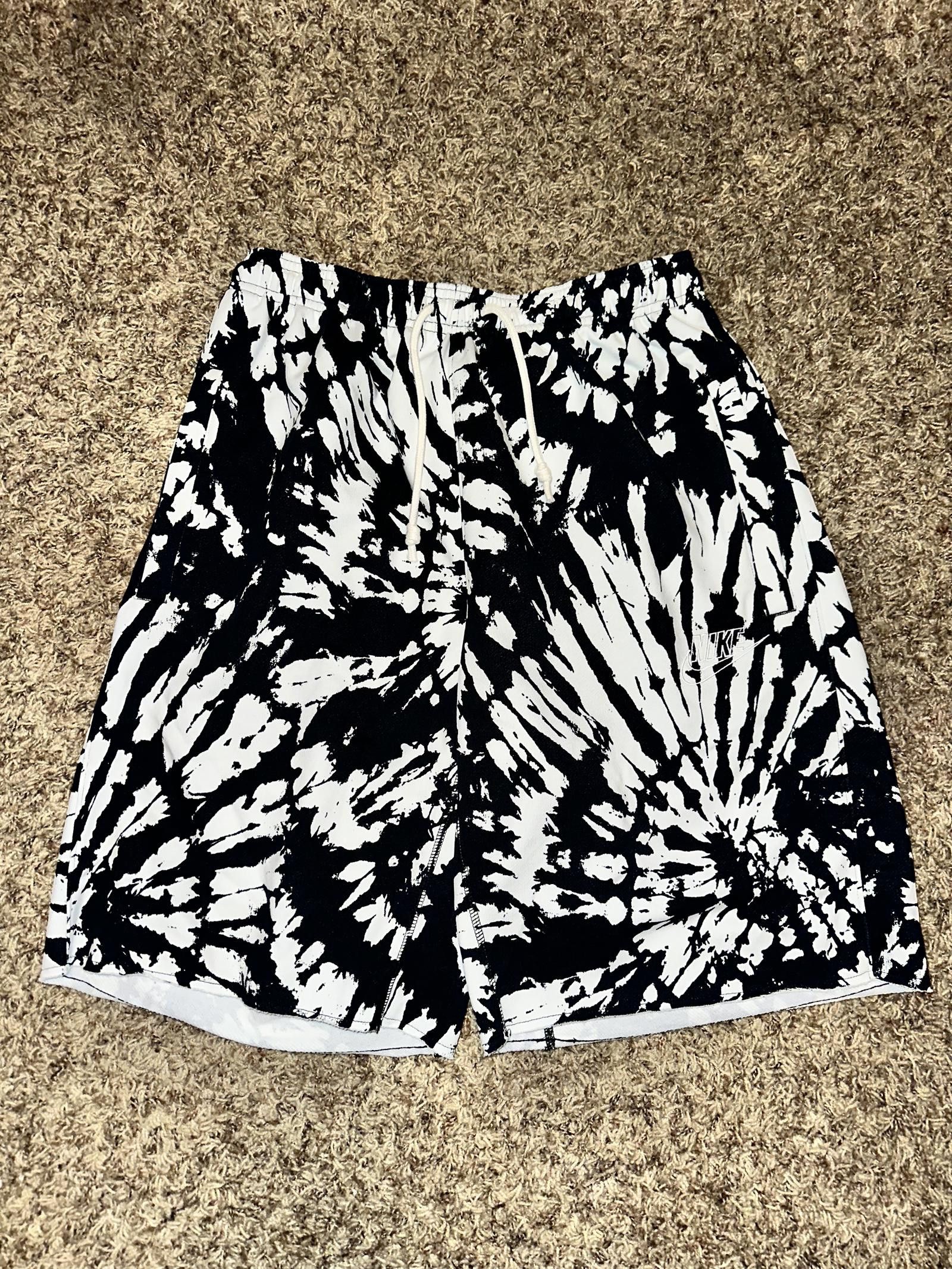 Men's Nike Standard Issue Black/White Tie Dye Basketball Shorts Sample