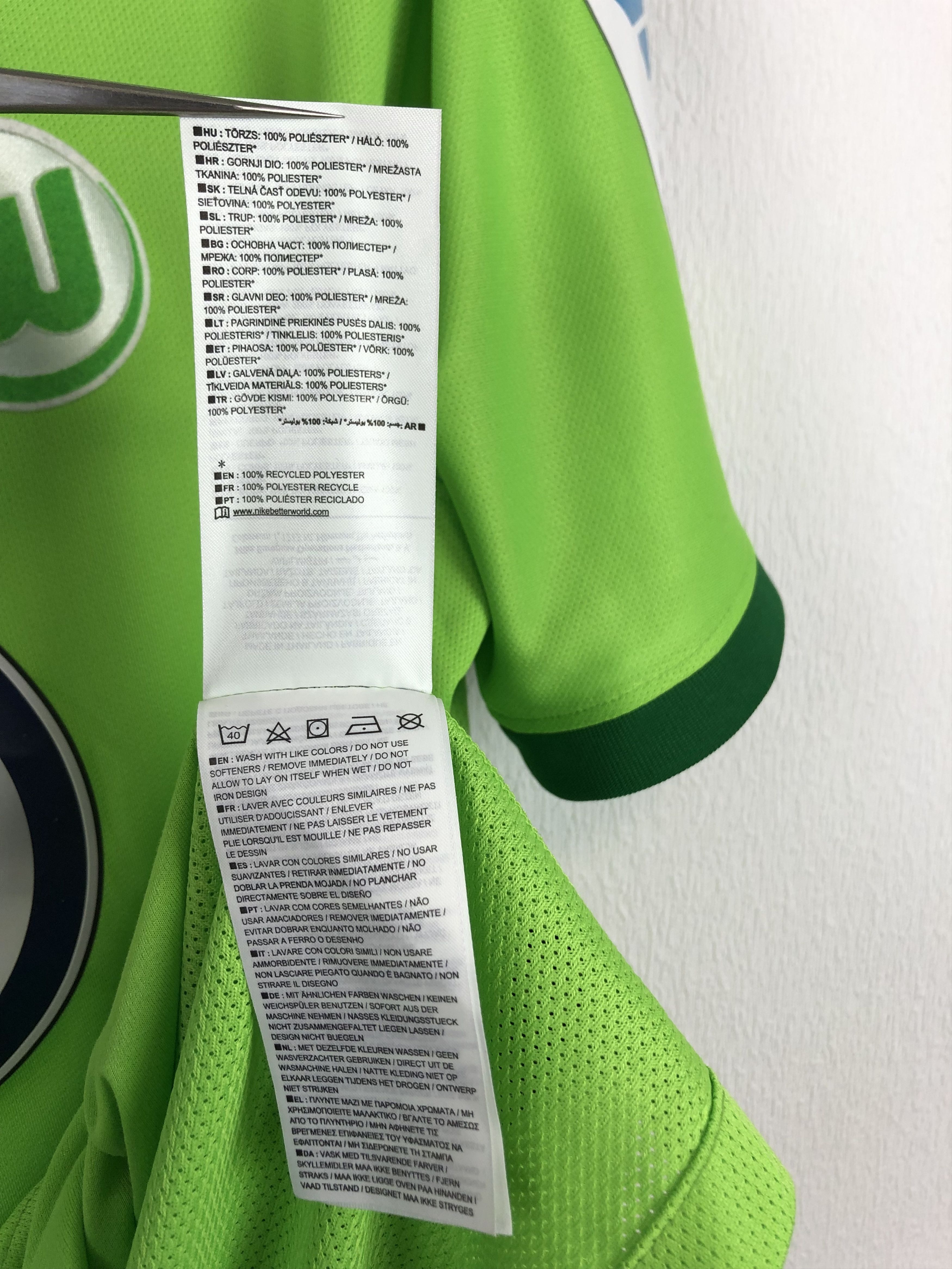 Nike Wolfsburg football shirt 2016 #4 Schafer Signed Player Issue Size US L / EU 52-54 / 3 - 14 Thumbnail